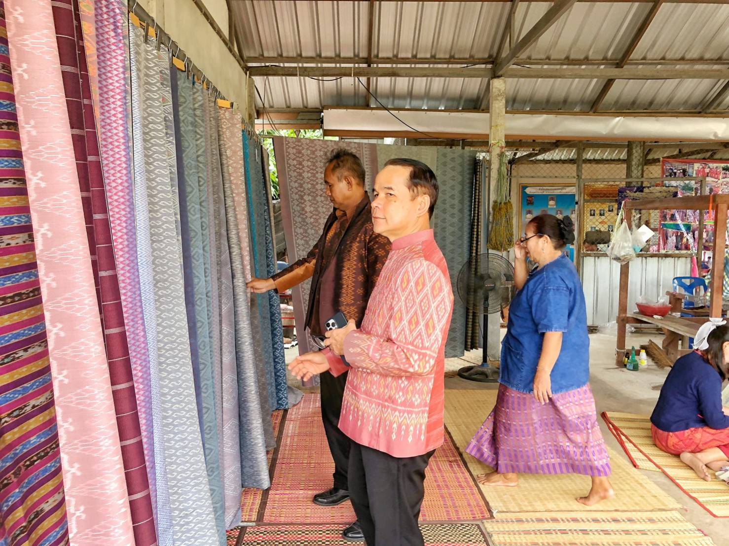 ?พช.มหาสารคาม ลงพื้นที่สนับสนุนการทอผ้าลายพระราชทาน “ผ้าลายดอกรักราชกัญญา”?