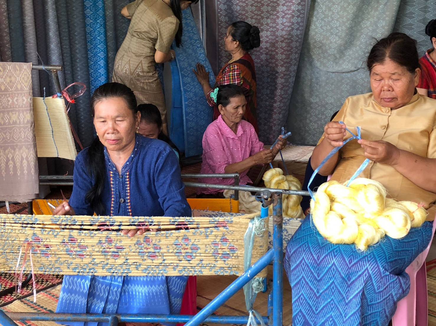 ?พช.มหาสารคาม ลงพื้นที่สนับสนุนการทอผ้าลายพระราชทาน “ผ้าลายดอกรักราชกัญญา”?