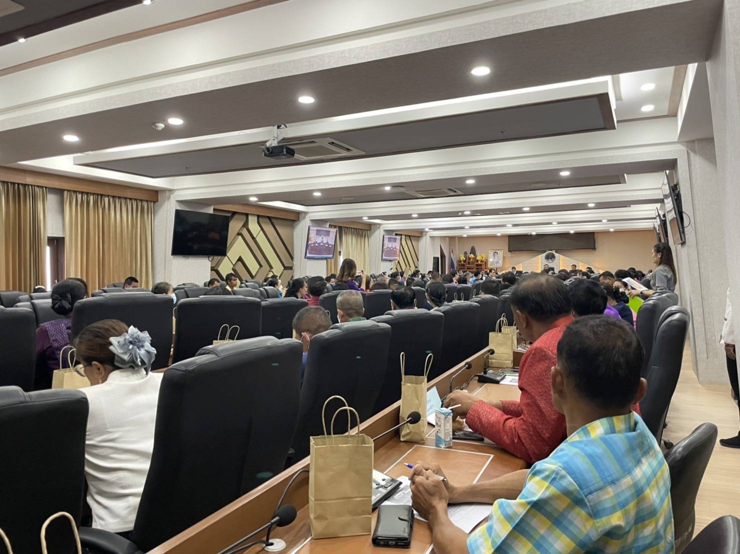 ?พช.มหาสารคาม : ร่วมประชุมนิเทศติดตามการขับเคลื่อนโครงการ “อำเภอบำบัดทุกข์ บำรุงสุข แบบบูรณาการอย่างยั่งยืน” และ “หนึ่งตำบล หนึ่งหมู่บ้านยั่งยืน (Sustainable Village)” ในพื้นที่จังหวัดมหาสารคาม?