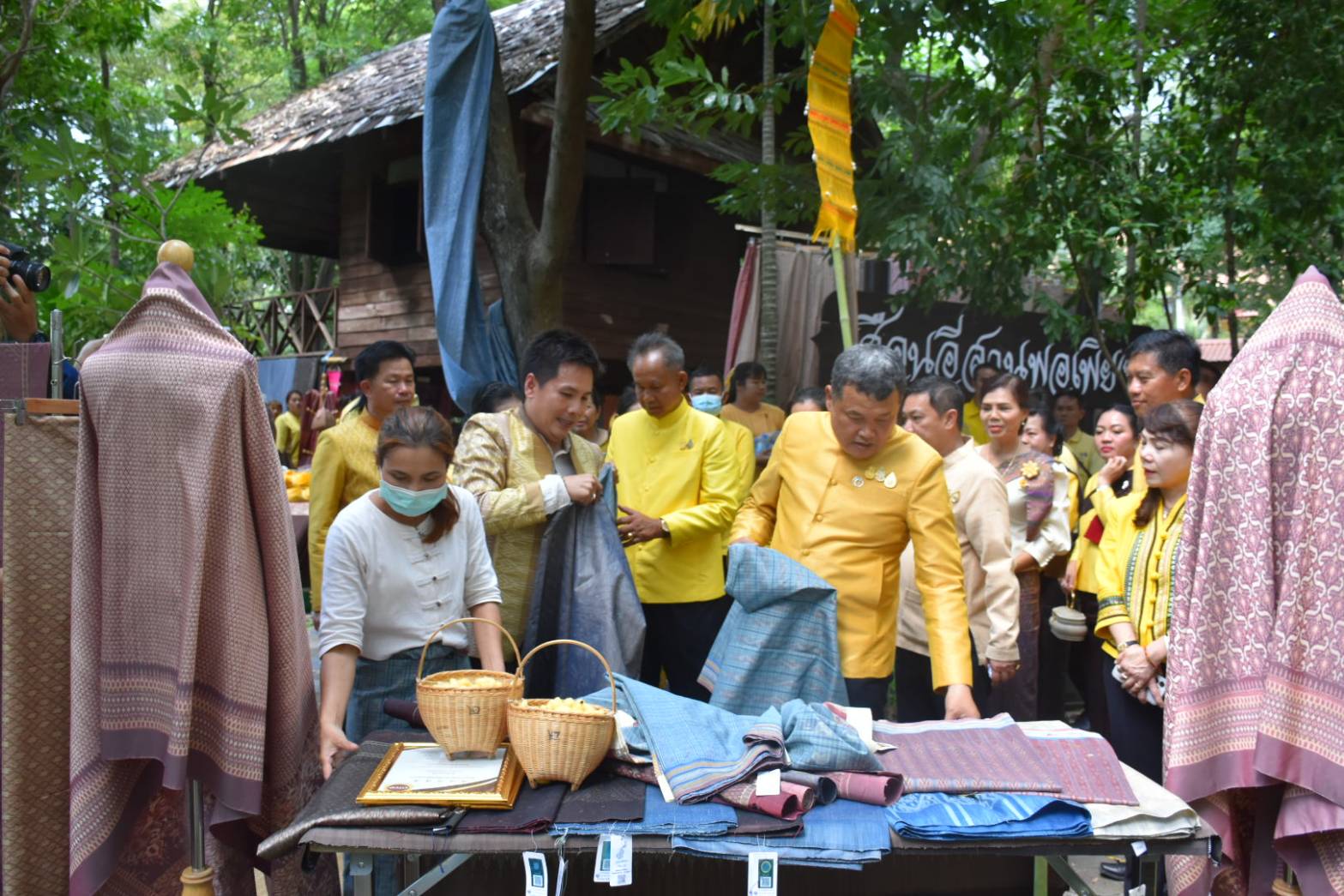 ?ปลัดมหาดไทยเปิดกิจกรรมปลูกต้นไม้เฉลิมพระเกียรติสมเด็จพระบรมราชชนนีพันปีหลวง เนื่องในโอกาสมหามงคลทรงเจริญพระชนมายุ 91 พรรษา และเฉลิมพระเกียรติพระบาทสมเด็จพระเจ้าอยู่หัว เนื่องในโอกาสทรงเจริญพระชนมายุ 71 พรรษา พร้อมมอบพันธุ์ไม้แก่ภาคีเครือข่ายชาวมหาสารคาม และชื่นชมชาวมหาสารคามเป็นต้นแบบของคนไทยในการสืบสานพระราชปณิธานเพื่อสร้างความยั่งยืนให้กับประเทศไทยและโลกใบเดียวนี้?