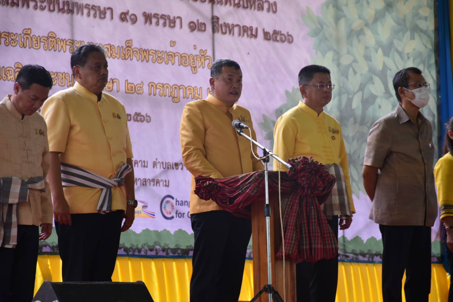 ?ปลัดมหาดไทยเปิดกิจกรรมปลูกต้นไม้เฉลิมพระเกียรติสมเด็จพระบรมราชชนนีพันปีหลวง เนื่องในโอกาสมหามงคลทรงเจริญพระชนมายุ 91 พรรษา และเฉลิมพระเกียรติพระบาทสมเด็จพระเจ้าอยู่หัว เนื่องในโอกาสทรงเจริญพระชนมายุ 71 พรรษา พร้อมมอบพันธุ์ไม้แก่ภาคีเครือข่ายชาวมหาสารคาม และชื่นชมชาวมหาสารคามเป็นต้นแบบของคนไทยในการสืบสานพระราชปณิธานเพื่อสร้างความยั่งยืนให้กับประเทศไทยและโลกใบเดียวนี้?