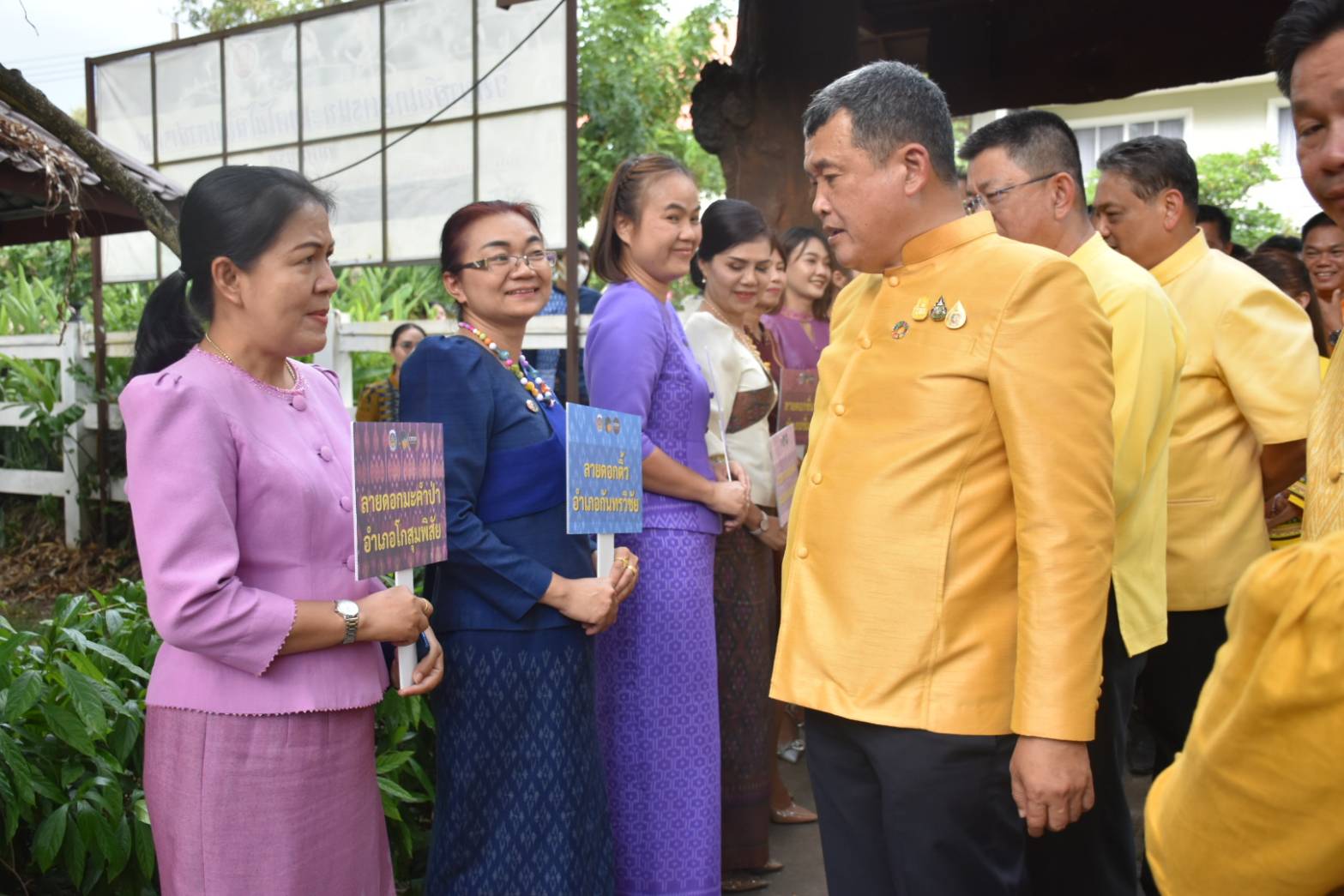 ?ปลัดมหาดไทยเปิดกิจกรรมปลูกต้นไม้เฉลิมพระเกียรติสมเด็จพระบรมราชชนนีพันปีหลวง เนื่องในโอกาสมหามงคลทรงเจริญพระชนมายุ 91 พรรษา และเฉลิมพระเกียรติพระบาทสมเด็จพระเจ้าอยู่หัว เนื่องในโอกาสทรงเจริญพระชนมายุ 71 พรรษา พร้อมมอบพันธุ์ไม้แก่ภาคีเครือข่ายชาวมหาสารคาม และชื่นชมชาวมหาสารคามเป็นต้นแบบของคนไทยในการสืบสานพระราชปณิธานเพื่อสร้างความยั่งยืนให้กับประเทศไทยและโลกใบเดียวนี้?