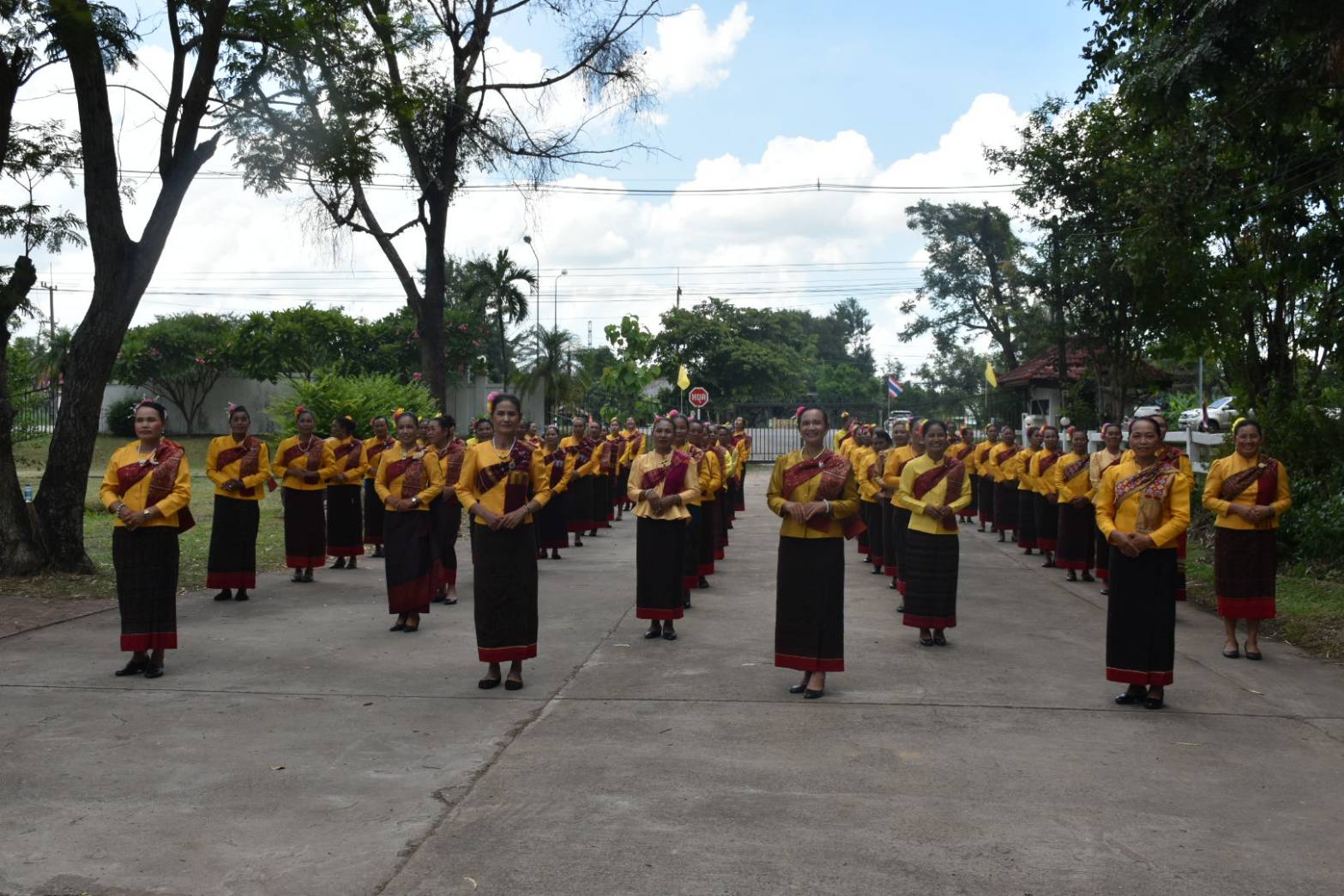 ?ปลัดมหาดไทยเปิดกิจกรรมปลูกต้นไม้เฉลิมพระเกียรติสมเด็จพระบรมราชชนนีพันปีหลวง เนื่องในโอกาสมหามงคลทรงเจริญพระชนมายุ 91 พรรษา และเฉลิมพระเกียรติพระบาทสมเด็จพระเจ้าอยู่หัว เนื่องในโอกาสทรงเจริญพระชนมายุ 71 พรรษา พร้อมมอบพันธุ์ไม้แก่ภาคีเครือข่ายชาวมหาสารคาม และชื่นชมชาวมหาสารคามเป็นต้นแบบของคนไทยในการสืบสานพระราชปณิธานเพื่อสร้างความยั่งยืนให้กับประเทศไทยและโลกใบเดียวนี้?
