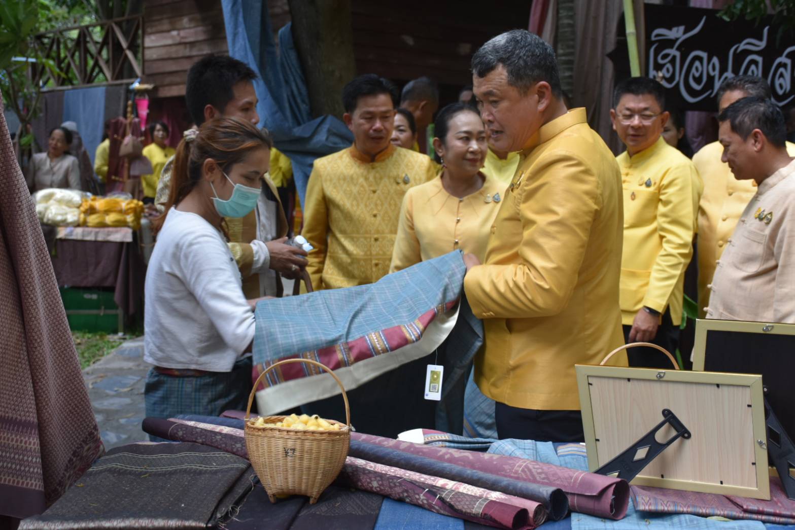 ?ปลัดมหาดไทยเปิดกิจกรรมปลูกต้นไม้เฉลิมพระเกียรติสมเด็จพระบรมราชชนนีพันปีหลวง เนื่องในโอกาสมหามงคลทรงเจริญพระชนมายุ 91 พรรษา และเฉลิมพระเกียรติพระบาทสมเด็จพระเจ้าอยู่หัว เนื่องในโอกาสทรงเจริญพระชนมายุ 71 พรรษา พร้อมมอบพันธุ์ไม้แก่ภาคีเครือข่ายชาวมหาสารคาม และชื่นชมชาวมหาสารคามเป็นต้นแบบของคนไทยในการสืบสานพระราชปณิธานเพื่อสร้างความยั่งยืนให้กับประเทศไทยและโลกใบเดียวนี้?
