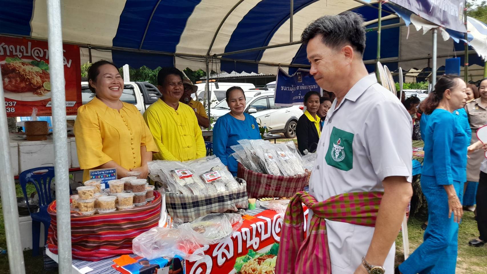 ?พช.มหาสารคาม ร่วมกิจกรรมโครงการปกป้องและเชิดชูสถาบันพระมหากษัตริย์ และหน่วยบำบัดทุกข์ บำรุงสุข สร้างรอยยิ้มให้ประชาชน (จังหวัดเคลื่อนที่) อำเภอชื่นชม จังหวัดมหาสารคาม ?