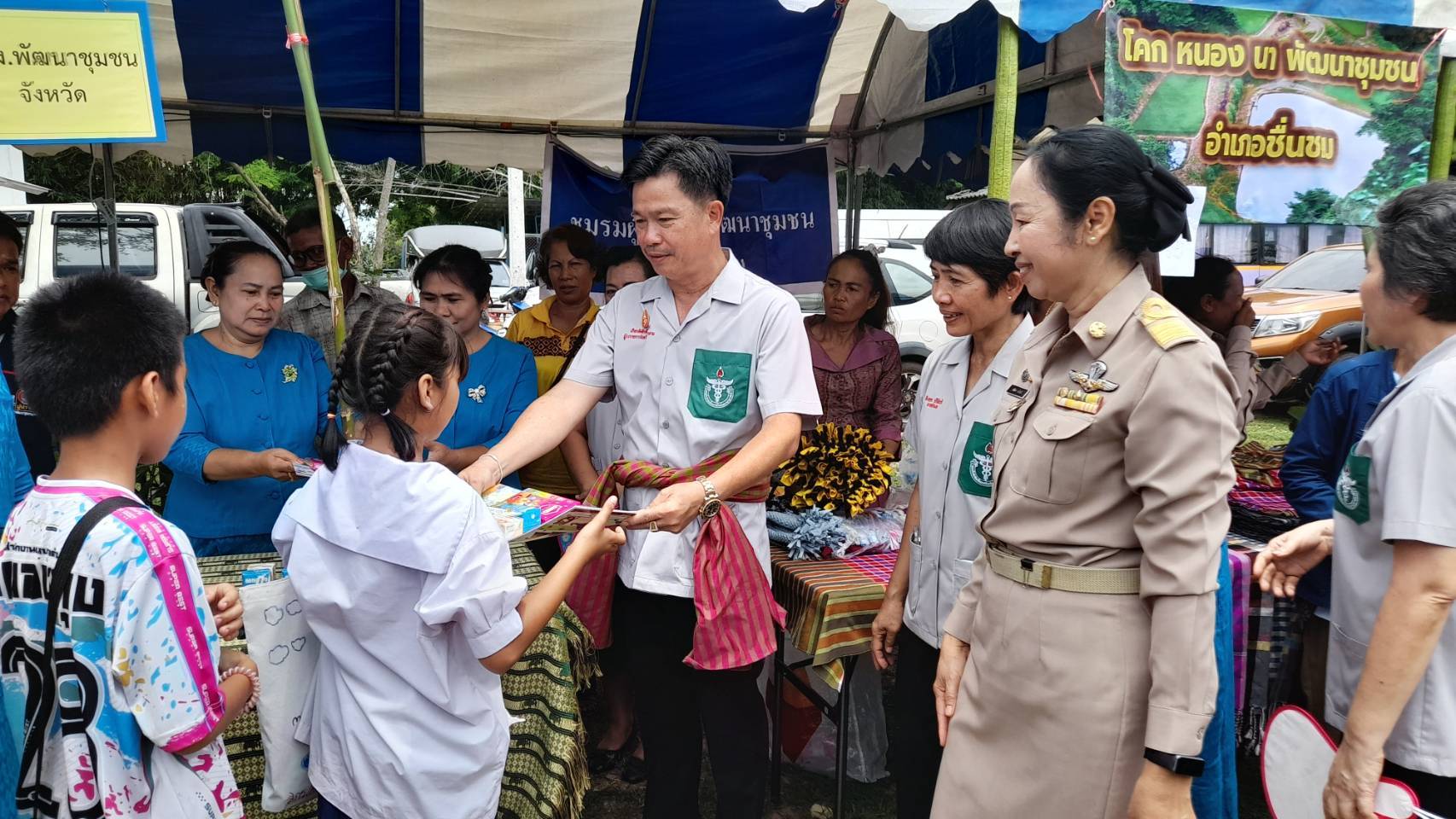 ?พช.มหาสารคาม ร่วมกิจกรรมโครงการปกป้องและเชิดชูสถาบันพระมหากษัตริย์ และหน่วยบำบัดทุกข์ บำรุงสุข สร้างรอยยิ้มให้ประชาชน (จังหวัดเคลื่อนที่) อำเภอชื่นชม จังหวัดมหาสารคาม ?