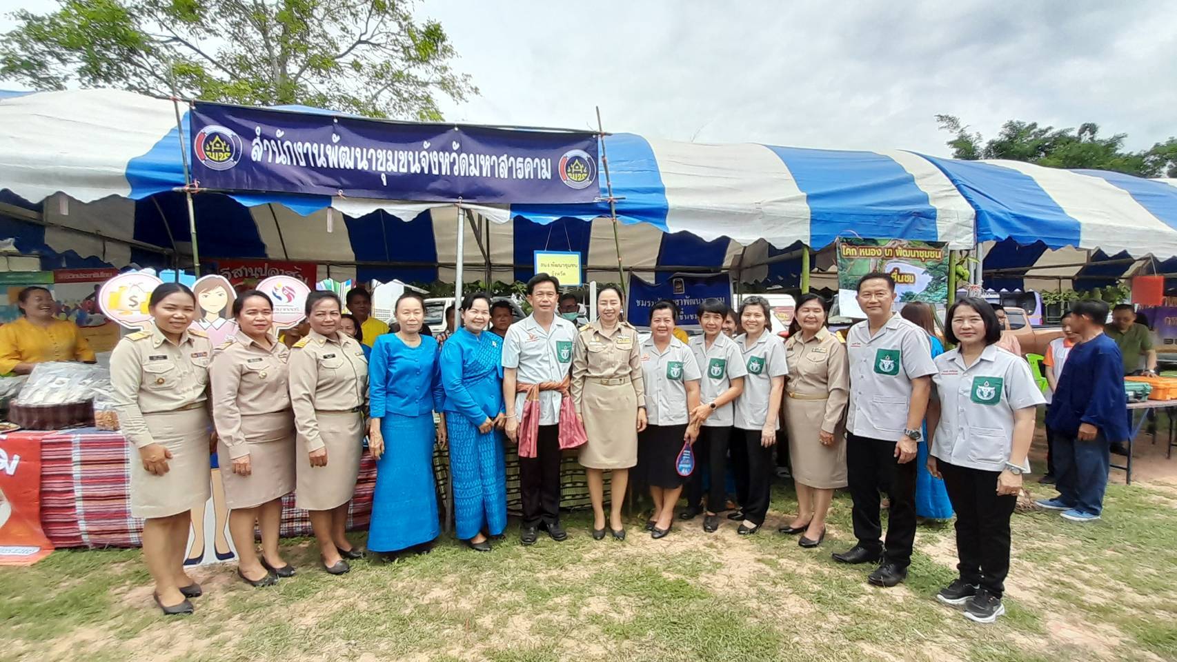 ?พช.มหาสารคาม ร่วมกิจกรรมโครงการปกป้องและเชิดชูสถาบันพระมหากษัตริย์ และหน่วยบำบัดทุกข์ บำรุงสุข สร้างรอยยิ้มให้ประชาชน (จังหวัดเคลื่อนที่) อำเภอชื่นชม จังหวัดมหาสารคาม ?