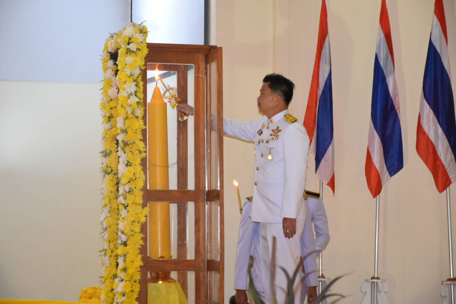 ?พช.มหาสารคาม ร่วมถวายเครื่องราชสักการะและจุดเทียนถวายพระพรชัยมงคล เฉลิมพระเกียรติพระบาทสมเด็จพระเจ้าอยู่หัว เนื่องในโอกาสมหามงคลวันเฉลิมพระชนมพรรษา (28 กรกฎาคม 2566)?