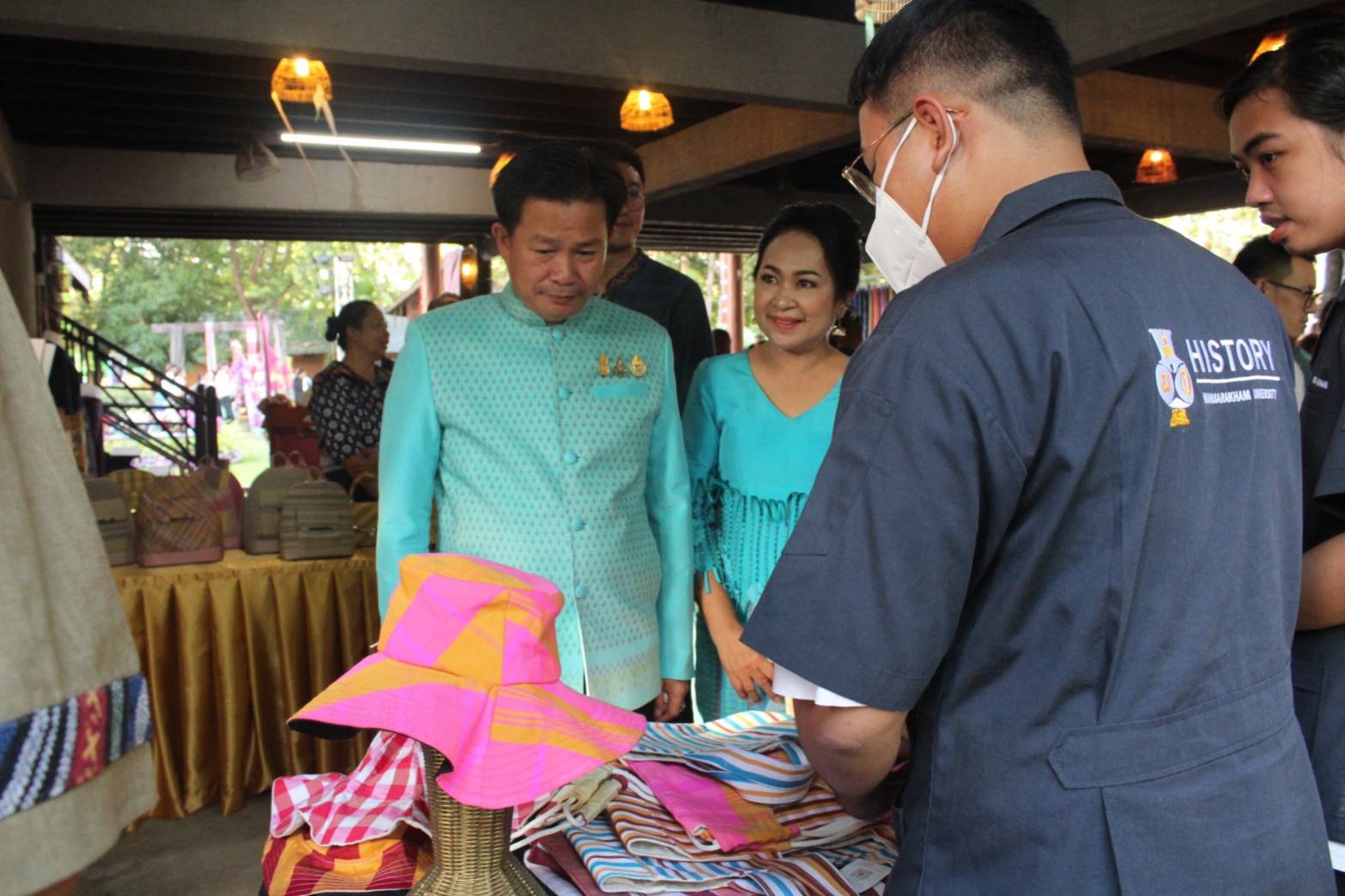 ?พช.มหาสารคาม นำกลุ่มสินค้า OTOP ร่วมงานภูษาศิลป์จากท้องถิ่นสู่สากล “มหาไหมเมืองคาม” เนื่องในโอกาสมหามงคลเฉลิมพระชนมพรรษา 91 พรรษา สมเด็จพระนางเจ้าสิริกิติ์ พระบรมราชินีนารถ พระบรมราชชนนีพันปีหลวง 12 สิงหาคม 2566,?