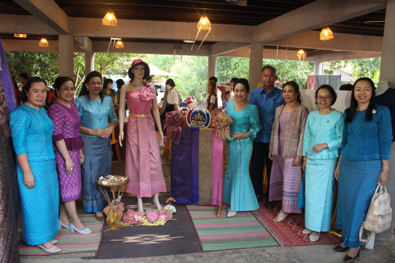 ?พช.มหาสารคาม นำกลุ่มสินค้า OTOP ร่วมงานภูษาศิลป์จากท้องถิ่นสู่สากล “มหาไหมเมืองคาม” เนื่องในโอกาสมหามงคลเฉลิมพระชนมพรรษา 91 พรรษา สมเด็จพระนางเจ้าสิริกิติ์ พระบรมราชินีนารถ พระบรมราชชนนีพันปีหลวง 12 สิงหาคม 2566,?