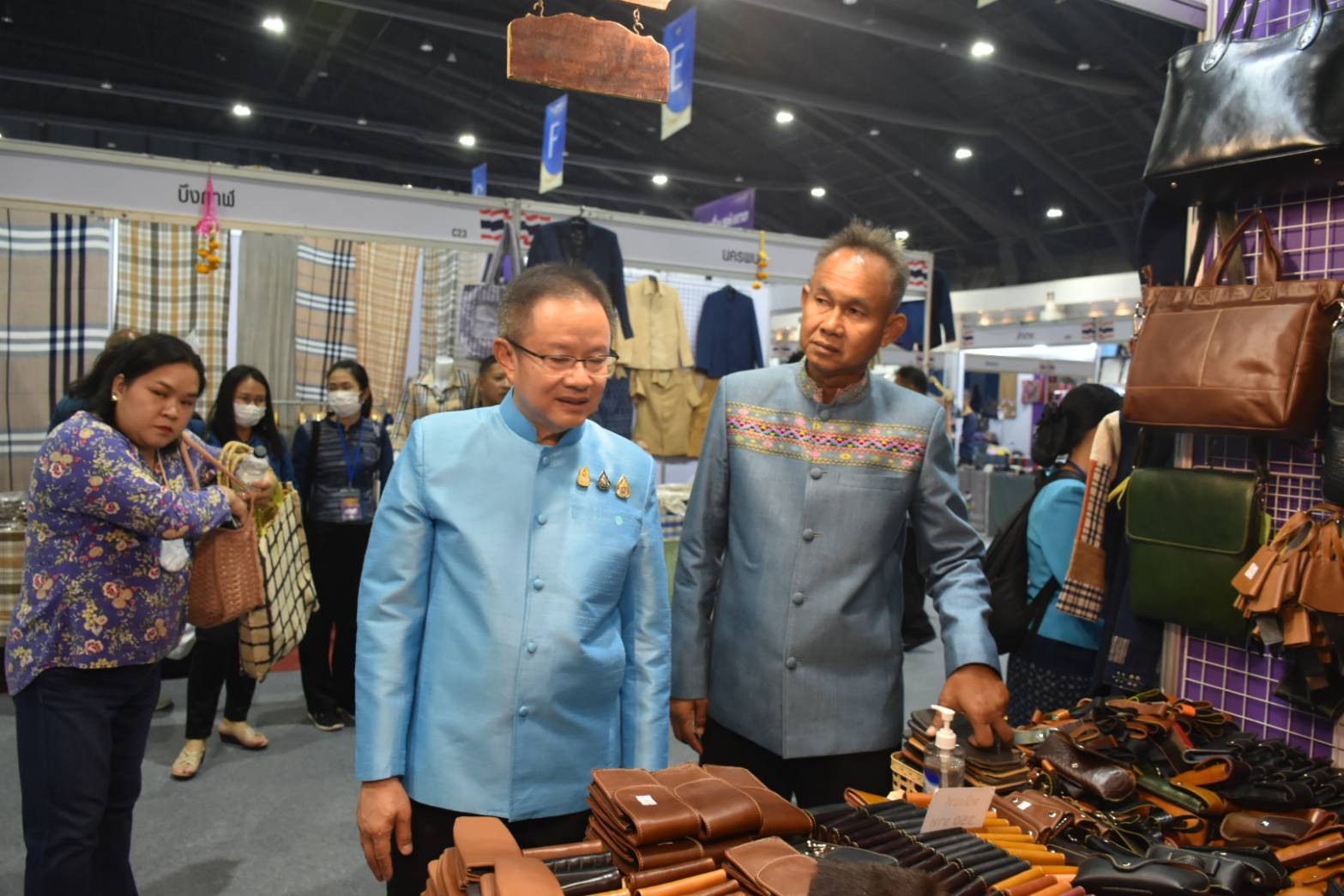 ?พช.มหาสารคาม ร่วมพิธีเปิดงานศิลปาชีพ ประทีปไทย OTOP หลอมดวงใจ ด้วยพระบารมี “ผ้าทอไทย สายใยแห่งพระเมตตา สร้างอาชีพปวงประชา อย่างยั่งยืน”?