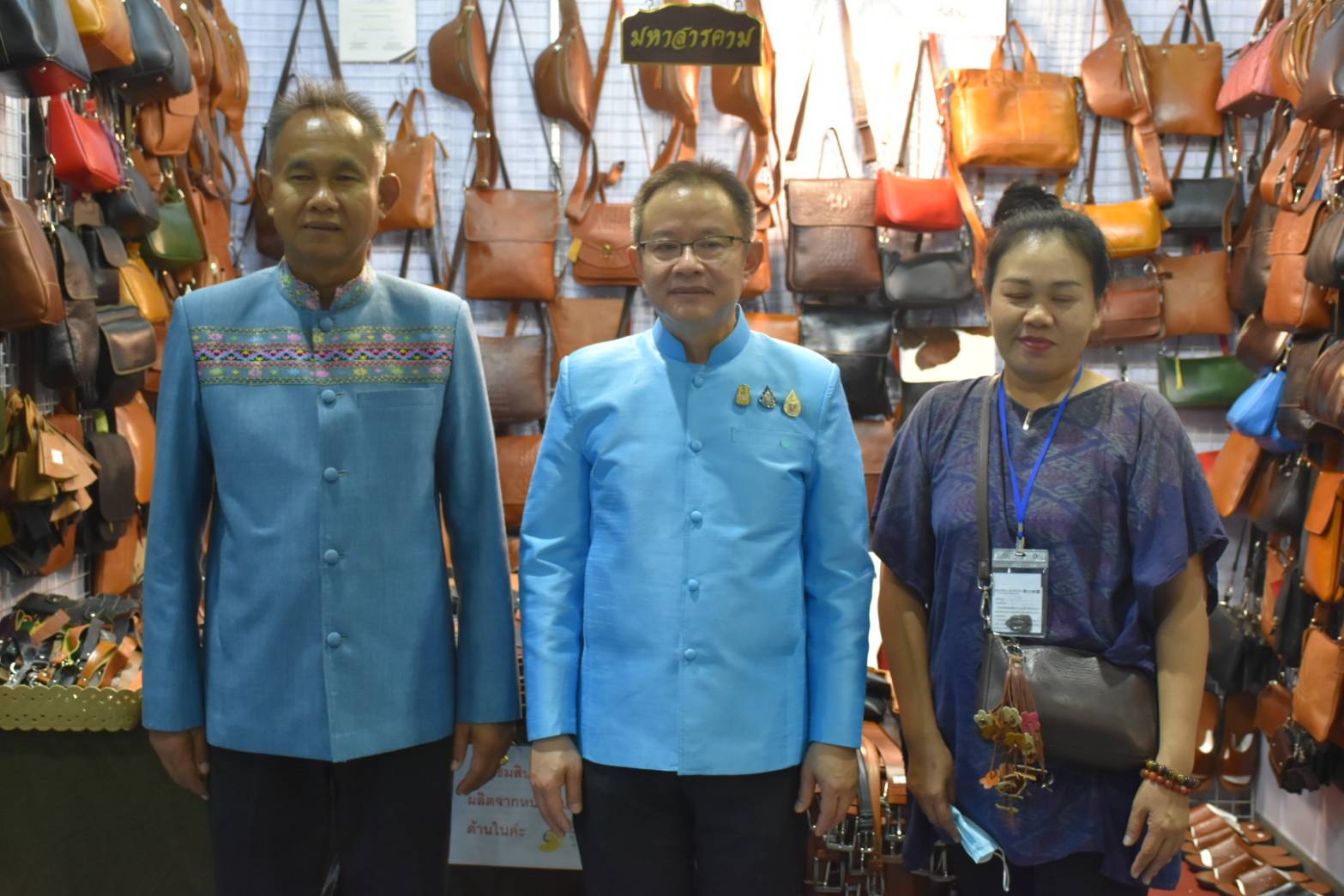 ?พช.มหาสารคาม ร่วมพิธีเปิดงานศิลปาชีพ ประทีปไทย OTOP หลอมดวงใจ ด้วยพระบารมี “ผ้าทอไทย สายใยแห่งพระเมตตา สร้างอาชีพปวงประชา อย่างยั่งยืน”?