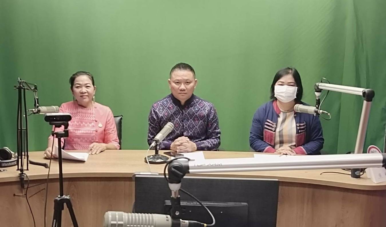 ?พช.มหาสารคาม ร่วมจัดรายการวิทยุ “ผู้ว่าฯ พบประชาชน”รณรงค์ เชิญชวน ให้คนไทยสวมใส่ผ้าไทย พร้อมทั้งส่งเสริมการน้อมนำพระราชดำริฯ ตามโครงการบ้านนี้มีรัก ปลูกผักกินเอง” และขยายผลโครงการ “ทางนี้มีผล ผู้คนรักกัน ”?