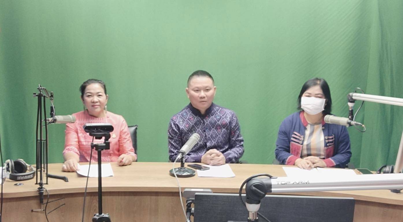 ?พช.มหาสารคาม ร่วมจัดรายการวิทยุ “ผู้ว่าฯ พบประชาชน”รณรงค์ เชิญชวน ให้คนไทยสวมใส่ผ้าไทย พร้อมทั้งส่งเสริมการน้อมนำพระราชดำริฯ ตามโครงการบ้านนี้มีรัก ปลูกผักกินเอง” และขยายผลโครงการ “ทางนี้มีผล ผู้คนรักกัน ”?