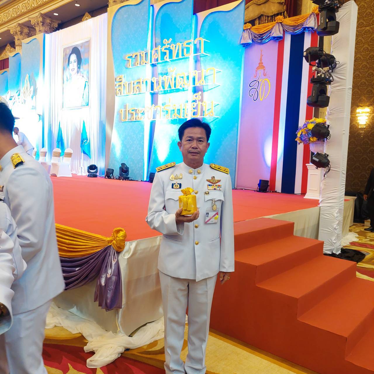 ?ผู้ว่าราชการจังหวัดมหาสารคาม นำเครือข่ายกองทุนแม่ของแผ่นดินเข้าร่วมพิธีมอบเงินพระราชทานขวัญถุงกองทุนแม่ของแผ่นดิน ประจำปี 2566 จากพระบาทสมเด็จพระวชิรเกล้าเจ้าอยู่หัว และสมเด็จพระนางเจ้าสุทิดาพระบรมราชินี “โครงการมหกรรมกองทุนแม่ของแผ่นดินประจำปี 2566?
