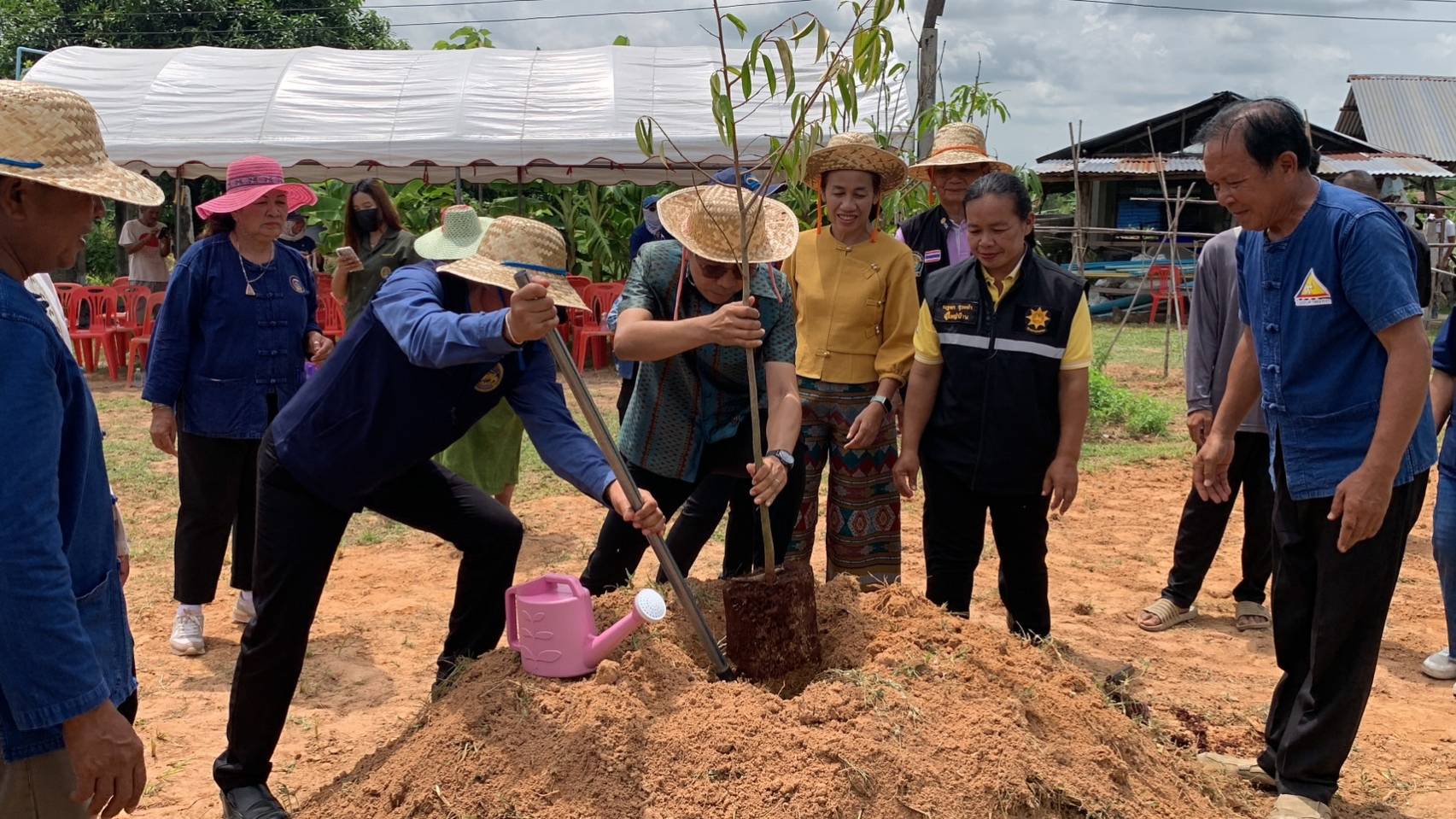 ?พช.มหาสารคาม ร่วมกับภาคีเครือข่ายโคกหนองนา อำเภอบรบือ จัดกิจกรรมเอามื้อสามัคคี ณ แปลง โคก หนอง นา อำเภอบรบือ จังหวัดมหาสารคาม?