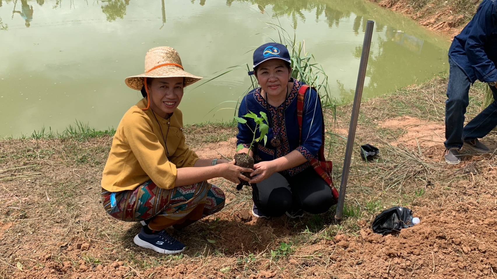 ?พช.มหาสารคาม ร่วมกับภาคีเครือข่ายโคกหนองนา อำเภอบรบือ จัดกิจกรรมเอามื้อสามัคคี ณ แปลง โคก หนอง นา อำเภอบรบือ จังหวัดมหาสารคาม?