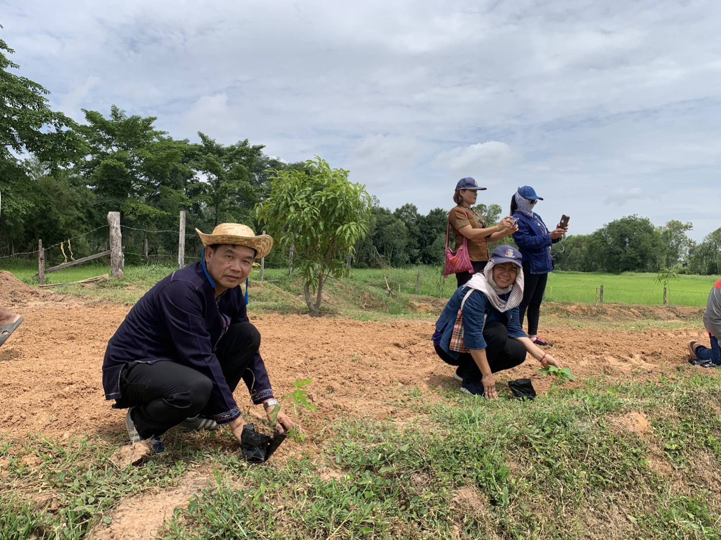 ?พช.มหาสารคาม ร่วมกับภาคีเครือข่ายโคกหนองนา อำเภอบรบือ จัดกิจกรรมเอามื้อสามัคคี ณ แปลง โคก หนอง นา อำเภอบรบือ จังหวัดมหาสารคาม?