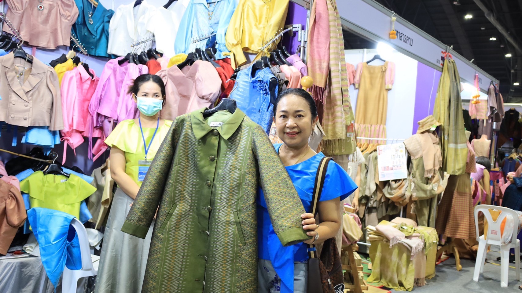 ?จังหวัดมหาสารคามนำผู้ผลิตผู้ประกอบการ OTOP ร่วมจัดแสดงและจำหน่ายผลิตภัณฑ์ชุมชน OTOP ในงาน OTOP ศิลปาชีพ ประทีปไทย OTOP หลอมดวงใจ ด้วยพระบารมี