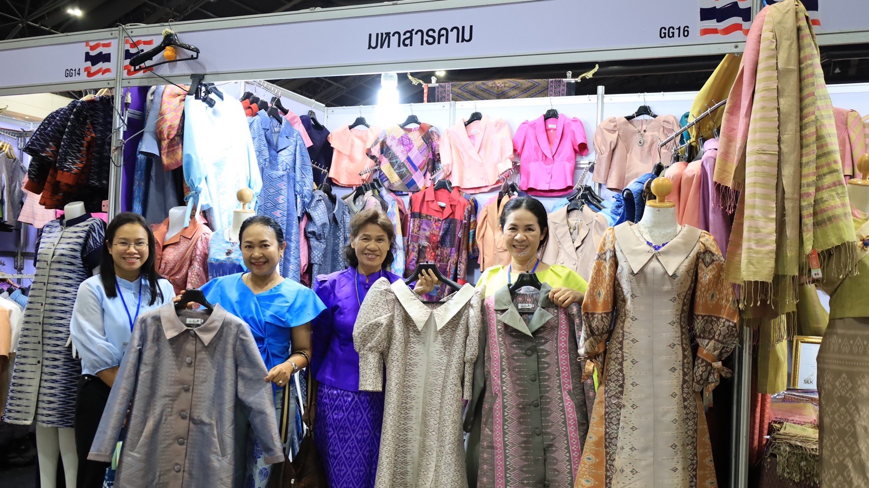 ?จังหวัดมหาสารคามนำผู้ผลิตผู้ประกอบการ OTOP ร่วมจัดแสดงและจำหน่ายผลิตภัณฑ์ชุมชน OTOP ในงาน OTOP ศิลปาชีพ ประทีปไทย OTOP หลอมดวงใจ ด้วยพระบารมี