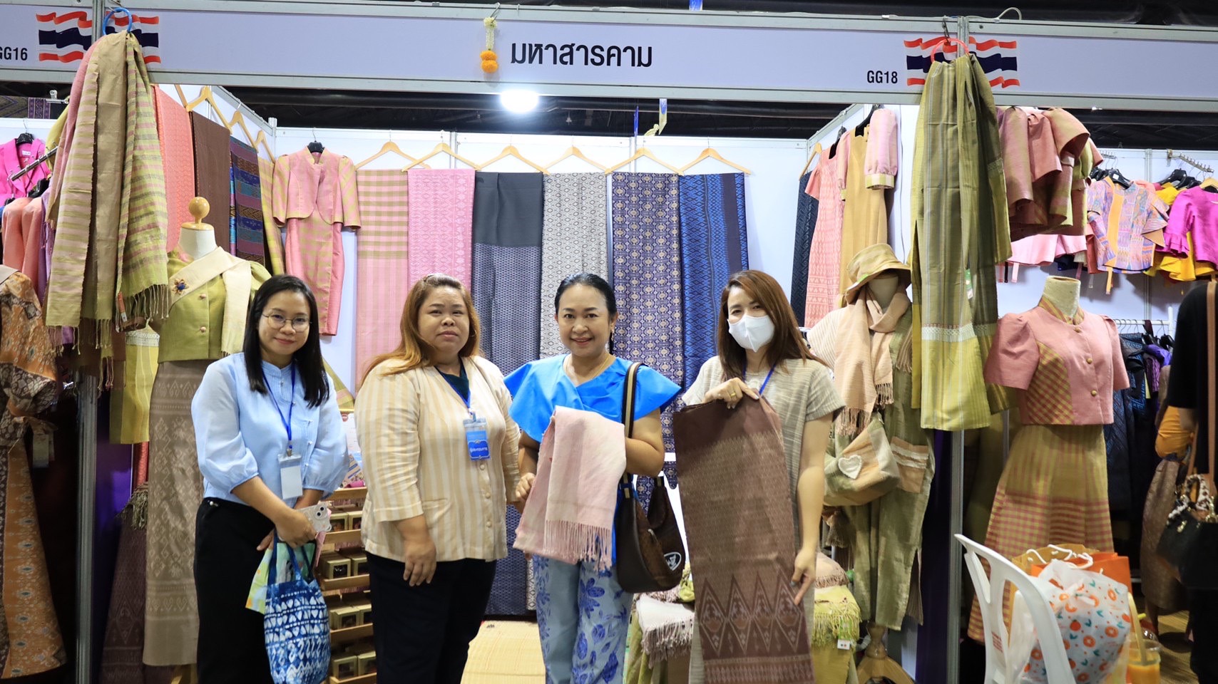 ?จังหวัดมหาสารคามนำผู้ผลิตผู้ประกอบการ OTOP ร่วมจัดแสดงและจำหน่ายผลิตภัณฑ์ชุมชน OTOP ในงาน OTOP ศิลปาชีพ ประทีปไทย OTOP หลอมดวงใจ ด้วยพระบารมี