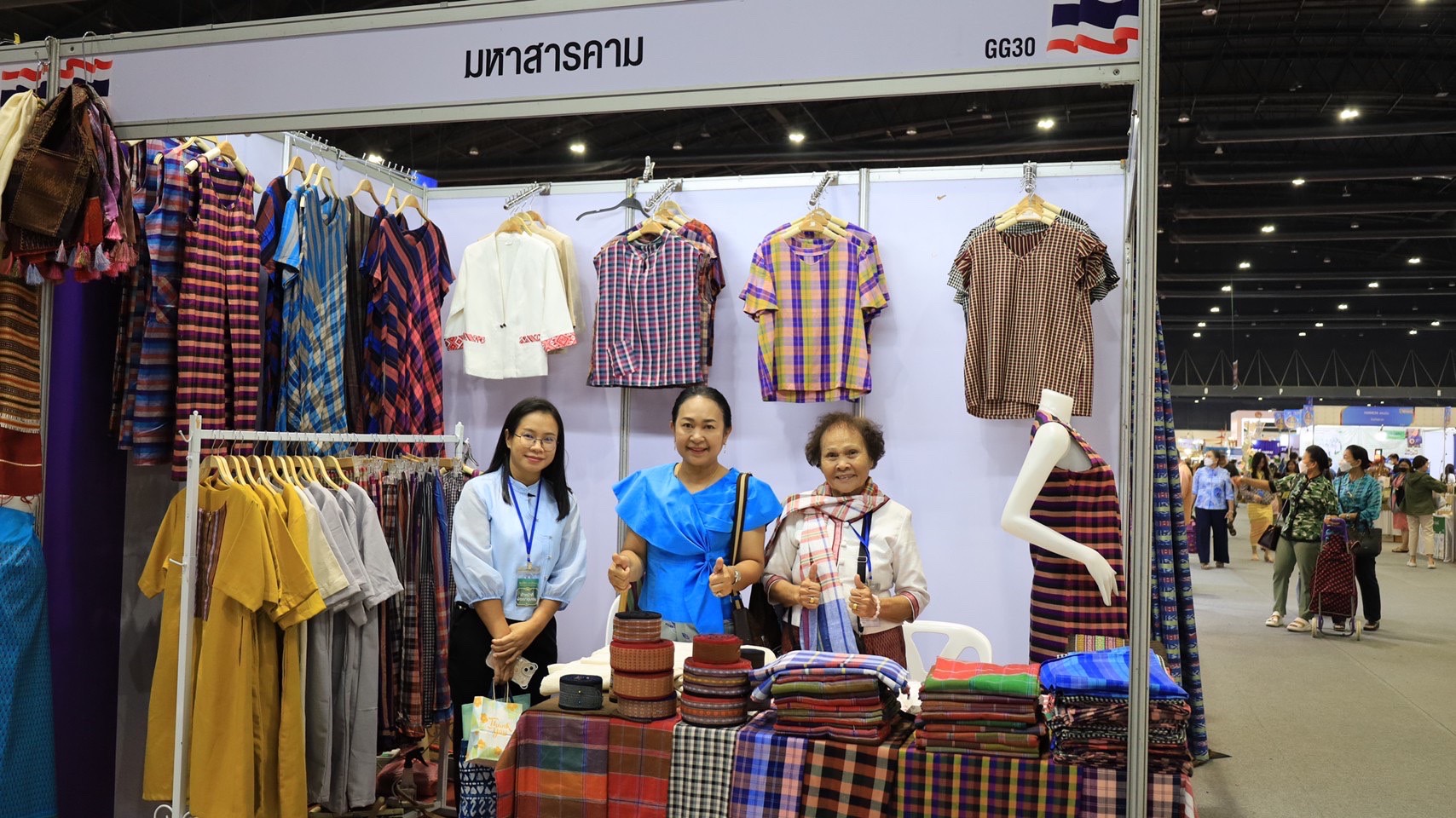 ?จังหวัดมหาสารคามนำผู้ผลิตผู้ประกอบการ OTOP ร่วมจัดแสดงและจำหน่ายผลิตภัณฑ์ชุมชน OTOP ในงาน OTOP ศิลปาชีพ ประทีปไทย OTOP หลอมดวงใจ ด้วยพระบารมี