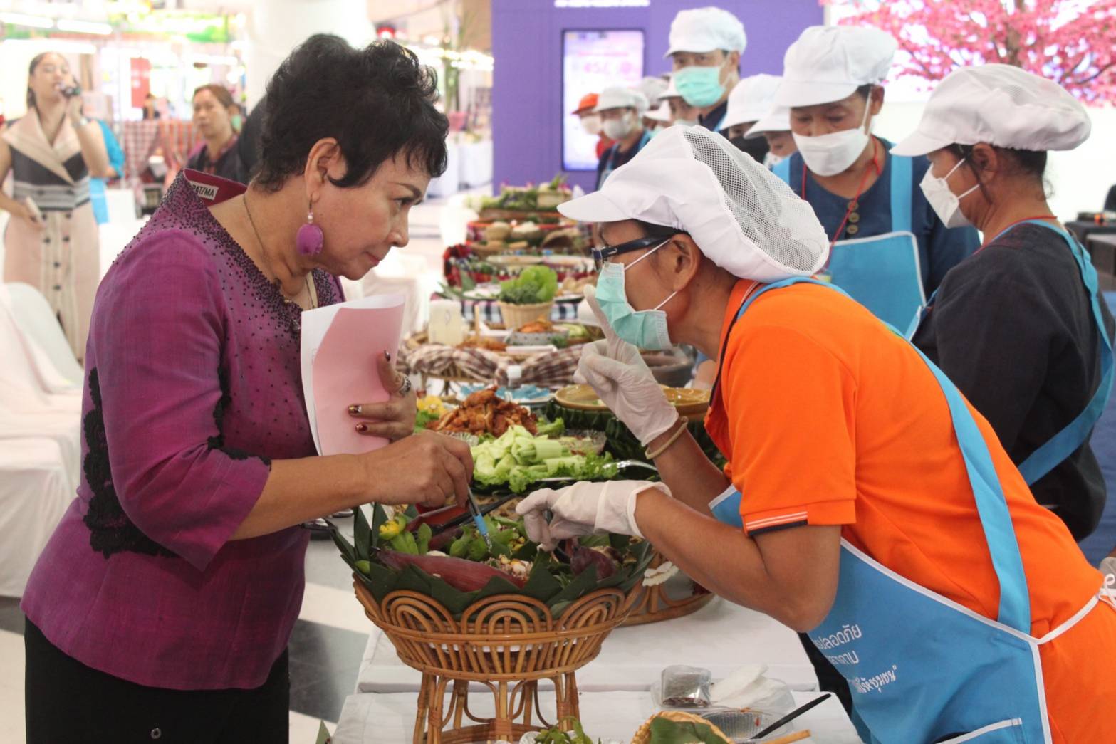 🔷พช.มหาสารคาม ร่วมคัดสรรสุดยอดเมนูอาหารพื้นถิ่น ภายในงาน “อาหารปลอดภัย ประชารัฐร่วมใจ สร้างรายได้สู่ชุมชน ”ตามโครงการส่งเสริมช่องทางการตลาดเครือข่ายเกษตรปลอดภัย(กิจกรรมวันที่ 2)🔷