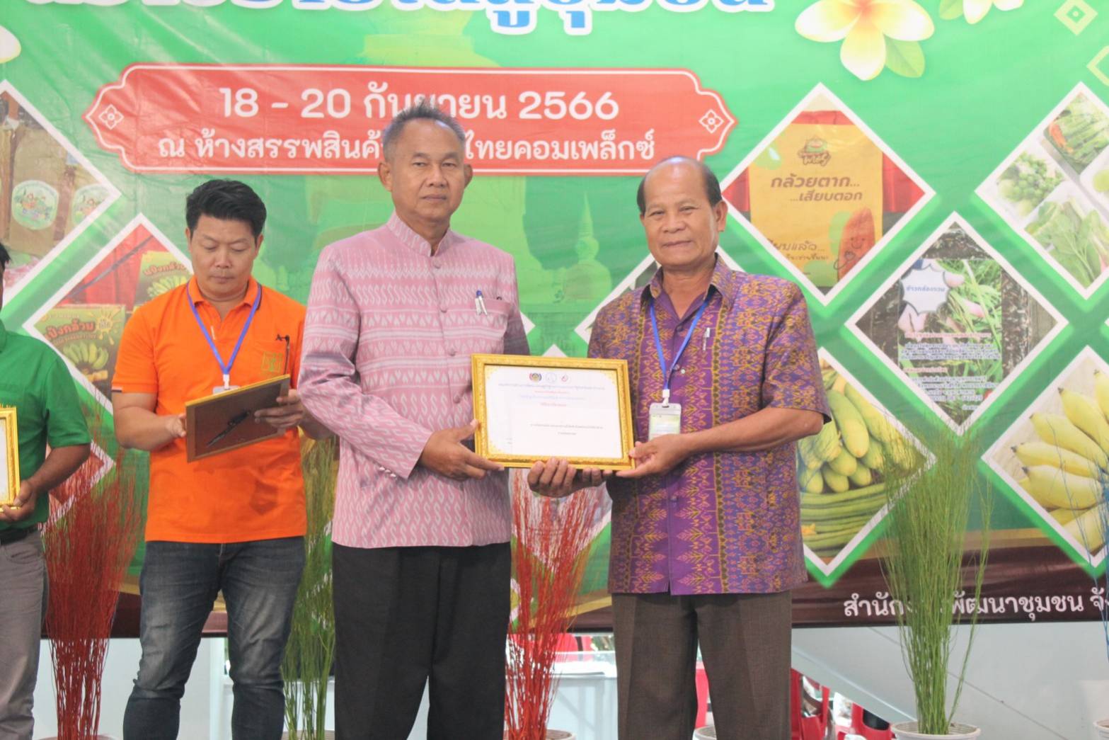 🔷พช.มหาสารคาม มอบใบประกาศเกียรติคุณการคัดสรร สุดยอดเมนูอาหารพื้นถิ่น ภายในงาน “อาหารปลอดภัย ประชารัฐร่วมใจ สร้างรายได้สู่ชุมชน ”ตามโครงการส่งเสริมช่องทางการตลาดเครือข่ายเกษตรปลอดภัย(กิจกรรมวันที่ 3)🔷