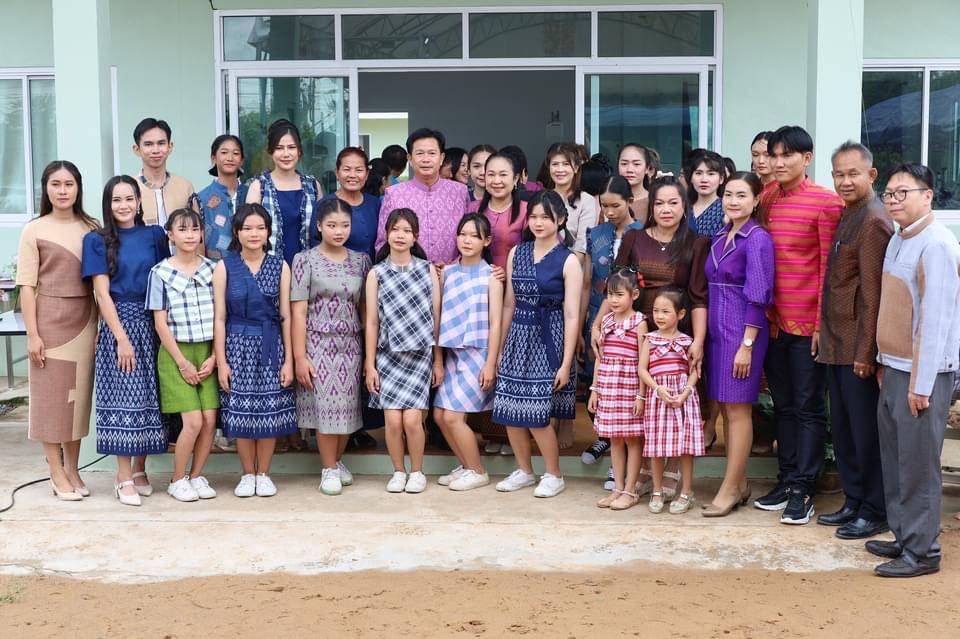 💠พช. มหาสารคาม ร่วมกิจกรรมเปิดอาคารศูนย์การเรียนรู้การออกแบบและตัดเย็บเสื้อผ้า ตำบลท่าตูม อำเภอเมือง จังหวัดมหาสารคาม💠