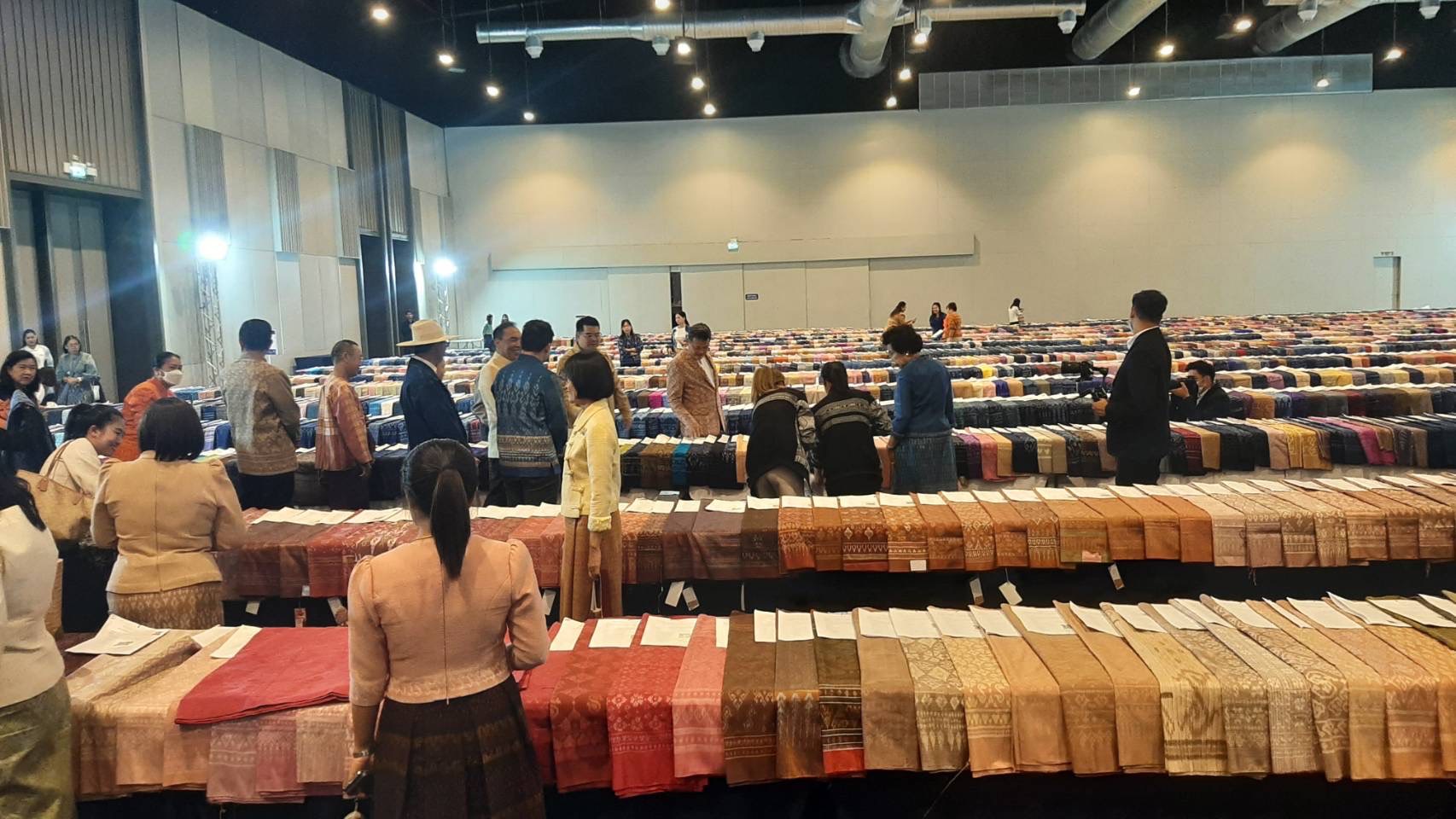?พช.มหาสารคามร่วมพิธีเปิดกิจกรรม งานประกวดผ้าลายพระราขทาน “ผ้าลายดอกรักราชกัญญา” และงานหัตกรรม ตามโครงการยกระดับการพัฒนาผลิตภัณฑ์ภูมิปัญญา ผ้าไทยและงานหัตถกรรมชุมชน และงานประกวดการออกแบบตัดเย็บ “ชุดผ้าไทยใส่ให้สนุก” ตามโครงการส่งเสริมภารออกแบบตัดเย็บผ้าไทย ภายใต้โครงการ “ผ้าไทยใส่ให้สนุก”?