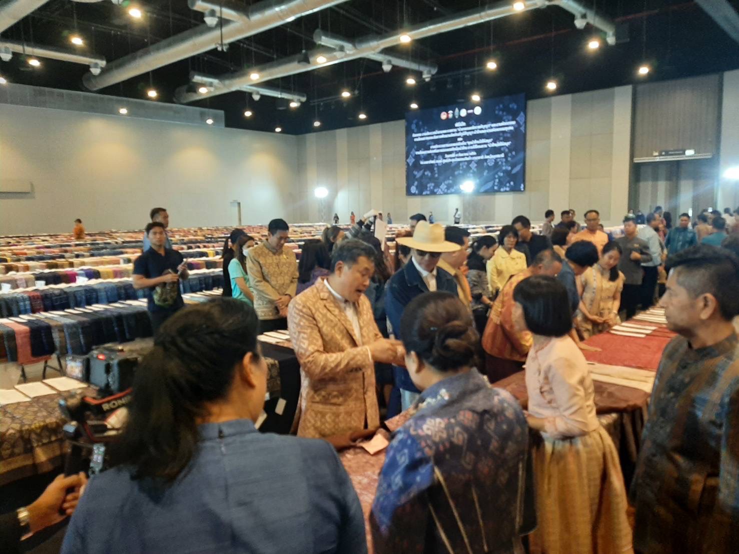 ?พช.มหาสารคามร่วมพิธีเปิดกิจกรรม งานประกวดผ้าลายพระราขทาน “ผ้าลายดอกรักราชกัญญา” และงานหัตกรรม ตามโครงการยกระดับการพัฒนาผลิตภัณฑ์ภูมิปัญญา ผ้าไทยและงานหัตถกรรมชุมชน และงานประกวดการออกแบบตัดเย็บ “ชุดผ้าไทยใส่ให้สนุก” ตามโครงการส่งเสริมภารออกแบบตัดเย็บผ้าไทย ภายใต้โครงการ “ผ้าไทยใส่ให้สนุก”?