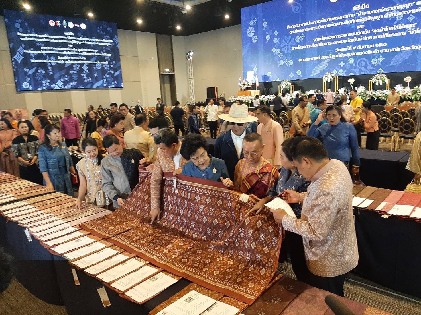 ?พช.มหาสารคามร่วมพิธีเปิดกิจกรรม งานประกวดผ้าลายพระราขทาน “ผ้าลายดอกรักราชกัญญา” และงานหัตกรรม ตามโครงการยกระดับการพัฒนาผลิตภัณฑ์ภูมิปัญญา ผ้าไทยและงานหัตถกรรมชุมชน และงานประกวดการออกแบบตัดเย็บ “ชุดผ้าไทยใส่ให้สนุก” ตามโครงการส่งเสริมภารออกแบบตัดเย็บผ้าไทย ภายใต้โครงการ “ผ้าไทยใส่ให้สนุก”?