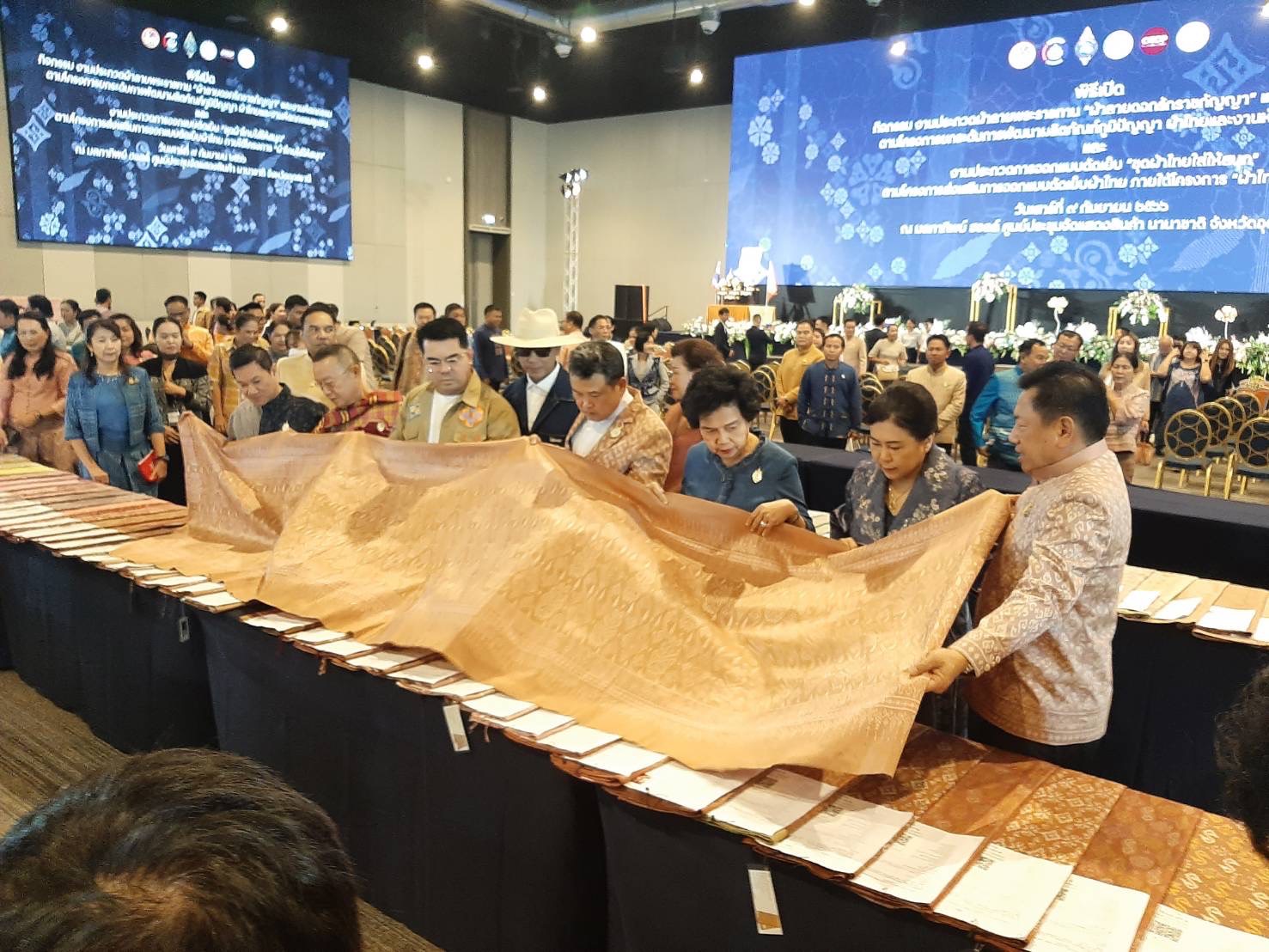 ?พช.มหาสารคามร่วมพิธีเปิดกิจกรรม งานประกวดผ้าลายพระราขทาน “ผ้าลายดอกรักราชกัญญา” และงานหัตกรรม ตามโครงการยกระดับการพัฒนาผลิตภัณฑ์ภูมิปัญญา ผ้าไทยและงานหัตถกรรมชุมชน และงานประกวดการออกแบบตัดเย็บ “ชุดผ้าไทยใส่ให้สนุก” ตามโครงการส่งเสริมภารออกแบบตัดเย็บผ้าไทย ภายใต้โครงการ “ผ้าไทยใส่ให้สนุก”?