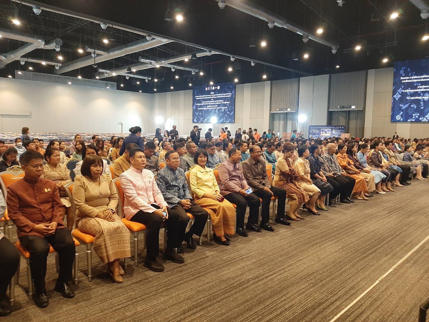 ?พช.มหาสารคามร่วมพิธีเปิดกิจกรรม งานประกวดผ้าลายพระราขทาน “ผ้าลายดอกรักราชกัญญา” และงานหัตกรรม ตามโครงการยกระดับการพัฒนาผลิตภัณฑ์ภูมิปัญญา ผ้าไทยและงานหัตถกรรมชุมชน และงานประกวดการออกแบบตัดเย็บ “ชุดผ้าไทยใส่ให้สนุก” ตามโครงการส่งเสริมภารออกแบบตัดเย็บผ้าไทย ภายใต้โครงการ “ผ้าไทยใส่ให้สนุก”?