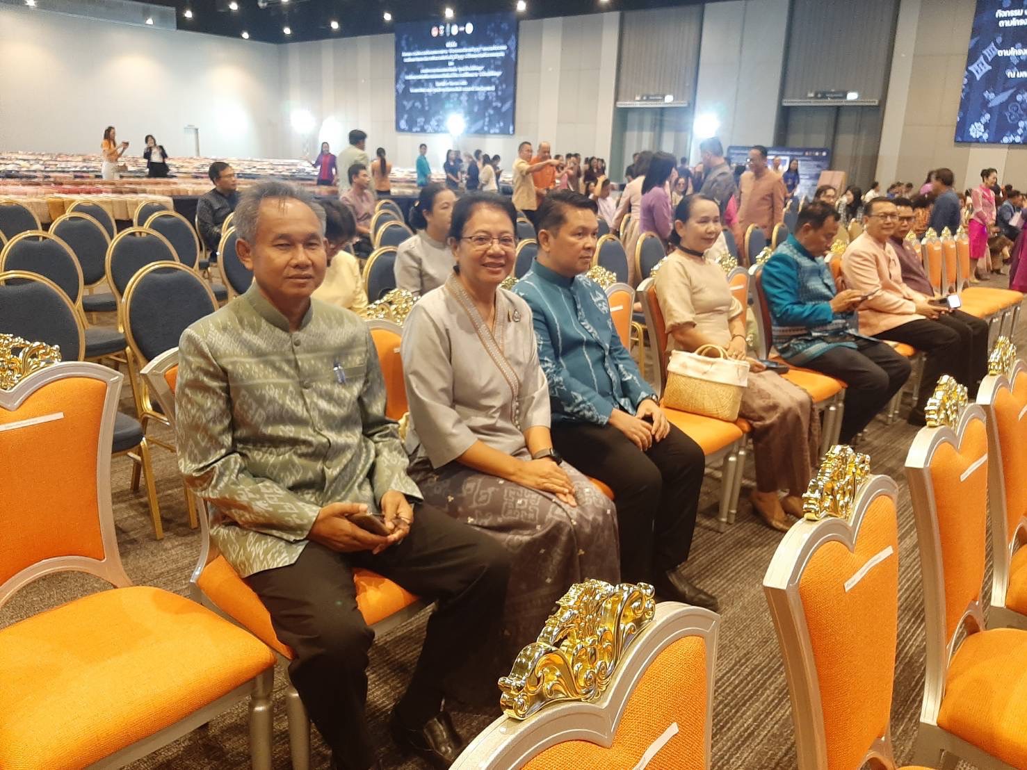 ?พช.มหาสารคามร่วมพิธีเปิดกิจกรรม งานประกวดผ้าลายพระราขทาน “ผ้าลายดอกรักราชกัญญา” และงานหัตกรรม ตามโครงการยกระดับการพัฒนาผลิตภัณฑ์ภูมิปัญญา ผ้าไทยและงานหัตถกรรมชุมชน และงานประกวดการออกแบบตัดเย็บ “ชุดผ้าไทยใส่ให้สนุก” ตามโครงการส่งเสริมภารออกแบบตัดเย็บผ้าไทย ภายใต้โครงการ “ผ้าไทยใส่ให้สนุก”?