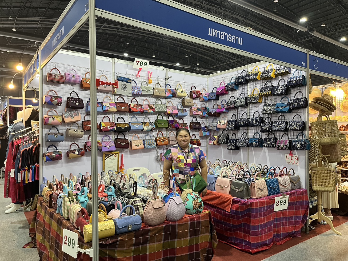 🛍️🛍️จังหวัดมหาสารคาม นำผู้ผลิต ผู้ประกอบการ OTOP ร่วมจัดแสดงและจำหน่ายสินค้าในงาน OTOP Midyear 2023 “ที่สุดแห่งภูมิปัญญา รังสรรค์จากการพัฒนา เพิ่มมูลค่าเศรษฐกิจไทย”