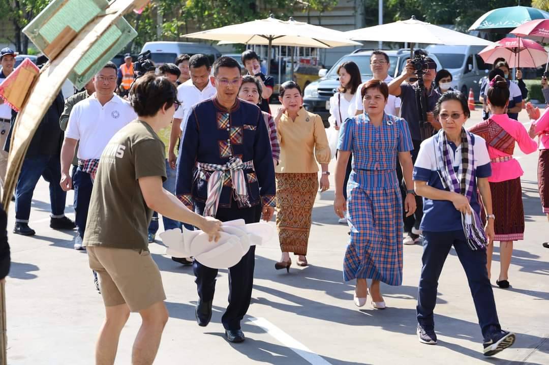พช.มหาสารคาม ร่วมเปิดกิจกรรม พีทีที สเตชั่น เติมเต็มความสุขสู่ชุมชน พร้อมร่วมฉลองครบรอบ 5 ปี ไทยเด็ด ที่ “ตลาดเติมสุข” จังหวัดมหาสารคาม ยกทัพสินค้าเด็ดจากท้องถิ่นทั่วประเทศมาให้ช้อป💠