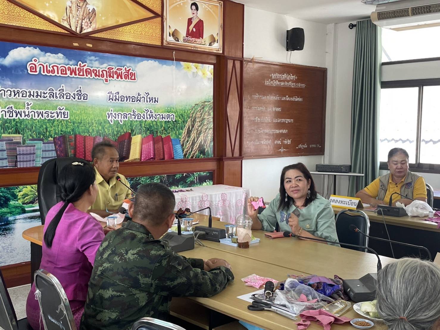 พช.มหาสารคาม ลงพื้นที่ให้กำลังใจ สนับสนุนกลุ่มองค์กร ร่วมใจประดิษฐ์ผีเสื้อจากผ้าไทยเพื่อใช้สำหรับงานวันกาชาด 100 ปี พุทธศักราช 2566 ร้านกาชาด กระทรวงมหาดไทย