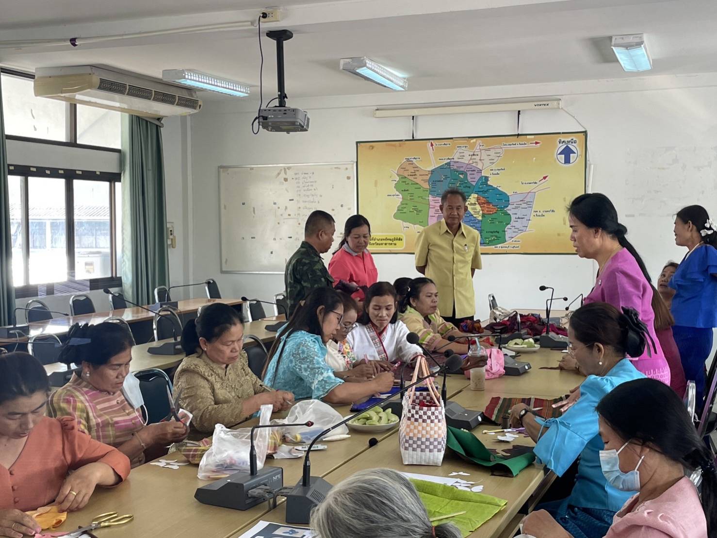 พช.มหาสารคาม ลงพื้นที่ให้กำลังใจ สนับสนุนกลุ่มองค์กร ร่วมใจประดิษฐ์ผีเสื้อจากผ้าไทยเพื่อใช้สำหรับงานวันกาชาด 100 ปี พุทธศักราช 2566 ร้านกาชาด กระทรวงมหาดไทย