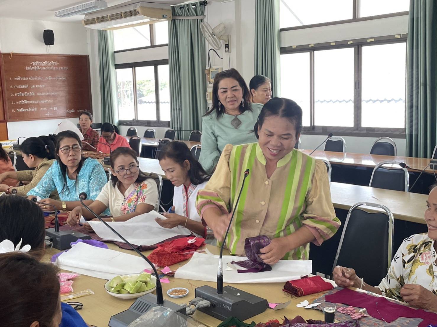 พช.มหาสารคาม ลงพื้นที่ให้กำลังใจ สนับสนุนกลุ่มองค์กร ร่วมใจประดิษฐ์ผีเสื้อจากผ้าไทยเพื่อใช้สำหรับงานวันกาชาด 100 ปี พุทธศักราช 2566 ร้านกาชาด กระทรวงมหาดไทย