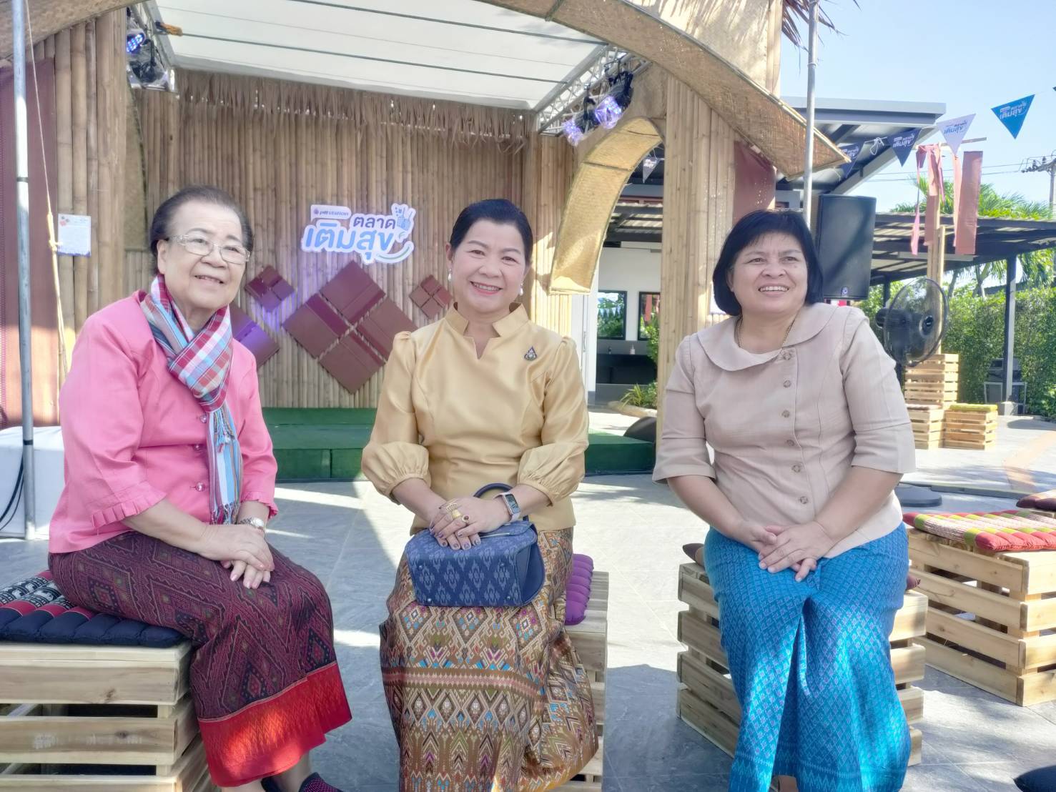 พช.มหาสารคาม ร่วมเปิดกิจกรรม พีทีที สเตชั่น เติมเต็มความสุขสู่ชุมชน พร้อมร่วมฉลองครบรอบ 5 ปี ไทยเด็ด ที่ “ตลาดเติมสุข” จังหวัดมหาสารคาม ยกทัพสินค้าเด็ดจากท้องถิ่นทั่วประเทศมาให้ช้อป