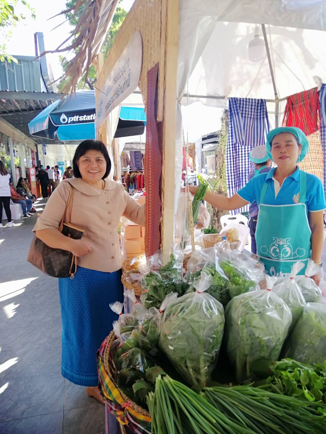 พช.มหาสารคาม ร่วมเปิดกิจกรรม พีทีที สเตชั่น เติมเต็มความสุขสู่ชุมชน พร้อมร่วมฉลองครบรอบ 5 ปี ไทยเด็ด ที่ “ตลาดเติมสุข” จังหวัดมหาสารคาม ยกทัพสินค้าเด็ดจากท้องถิ่นทั่วประเทศมาให้ช้อป