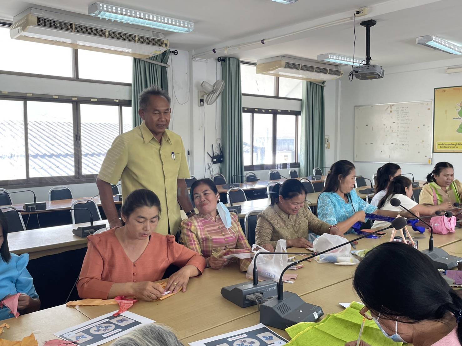 พช.มหาสารคาม ลงพื้นที่ให้กำลังใจ สนับสนุนกลุ่มองค์กร ร่วมใจประดิษฐ์ผีเสื้อจากผ้าไทยเพื่อใช้สำหรับงานวันกาชาด 100 ปี พุทธศักราช 2566 ร้านกาชาด กระทรวงมหาดไทย