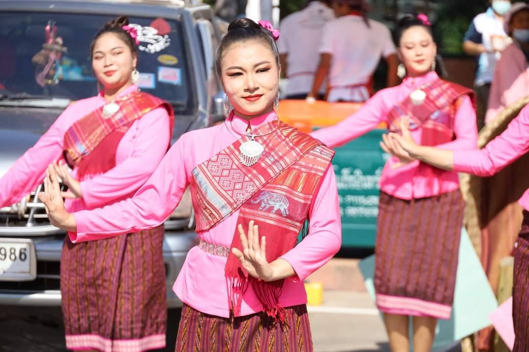 พช.มหาสารคาม ร่วมเปิดกิจกรรม พีทีที สเตชั่น เติมเต็มความสุขสู่ชุมชน พร้อมร่วมฉลองครบรอบ 5 ปี ไทยเด็ด ที่ “ตลาดเติมสุข” จังหวัดมหาสารคาม ยกทัพสินค้าเด็ดจากท้องถิ่นทั่วประเทศมาให้ช้อป💠