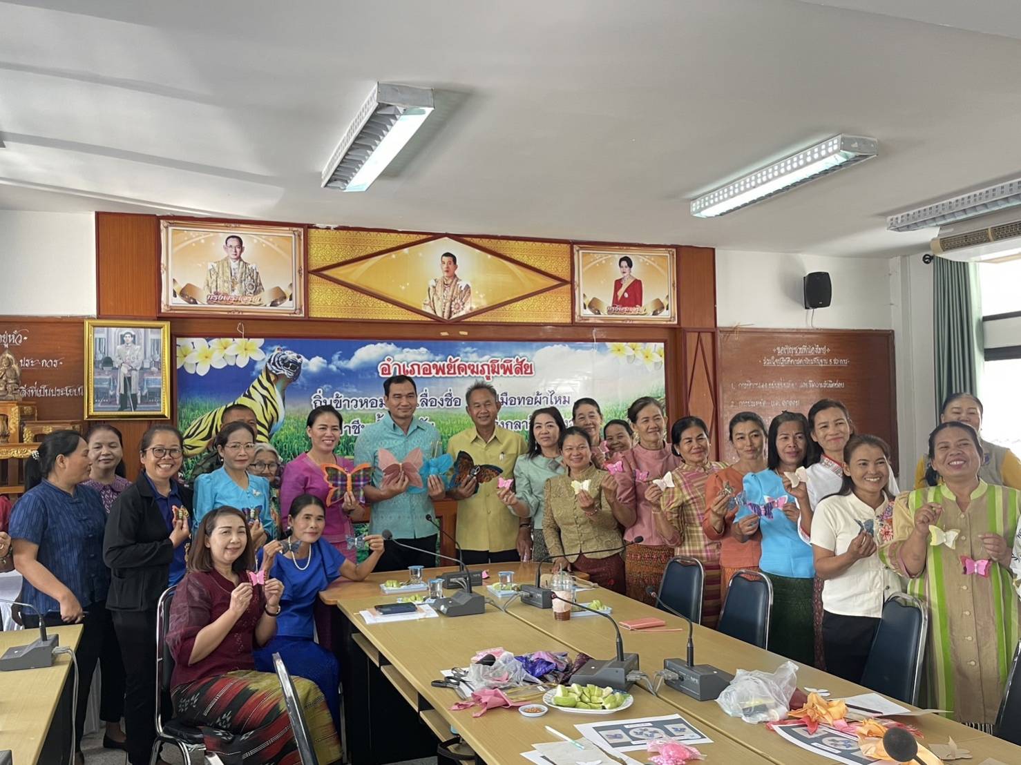 พช.มหาสารคาม ลงพื้นที่ให้กำลังใจ สนับสนุนกลุ่มองค์กร ร่วมใจประดิษฐ์ผีเสื้อจากผ้าไทยเพื่อใช้สำหรับงานวันกาชาด 100 ปี พุทธศักราช 2566 ร้านกาชาด กระทรวงมหาดไทย