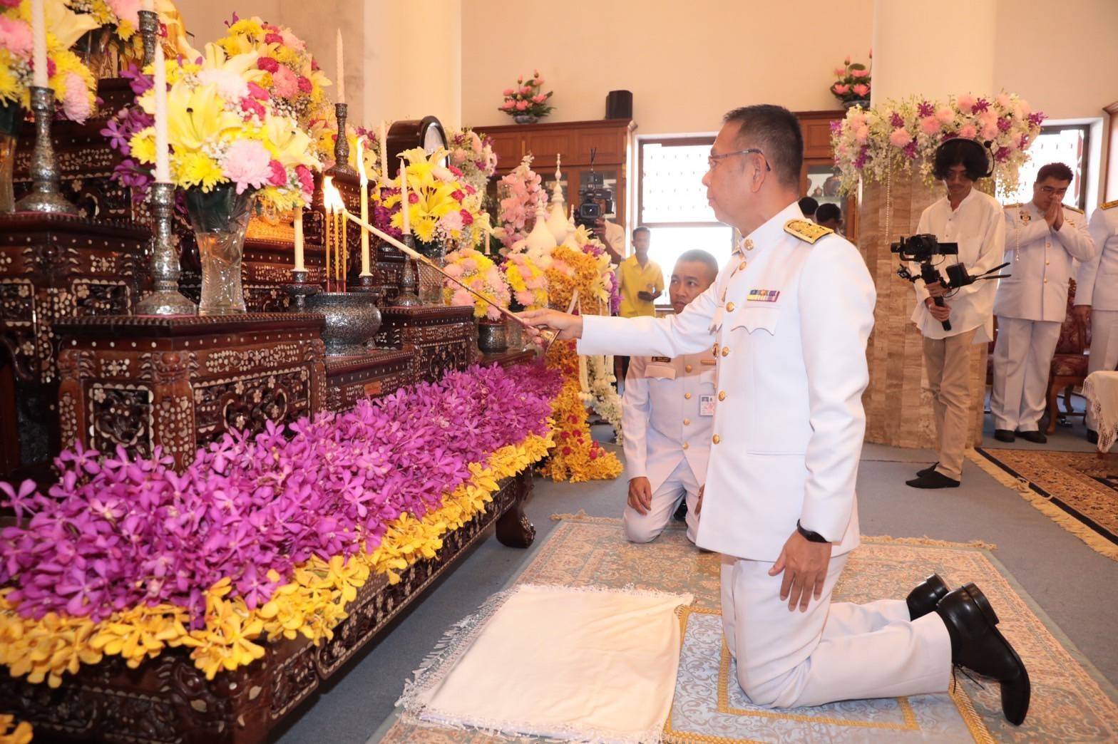 พระบาทสมเด็จพระเจ้าอยู่หัว  ทรงพระกรุณาโปรดเกล้าฯ พระราชทานผ้าพระกฐิน ประจำปี พ.ศ. 2566 ให้กรมการพัฒนาชุมชนนำไปทอดถวาย  ณ วัดพิกุลทอง พระอารามหลวง ตำบลพิกุลทอง อำเภอท่าช้าง จังหวัดสิงห์บุรี