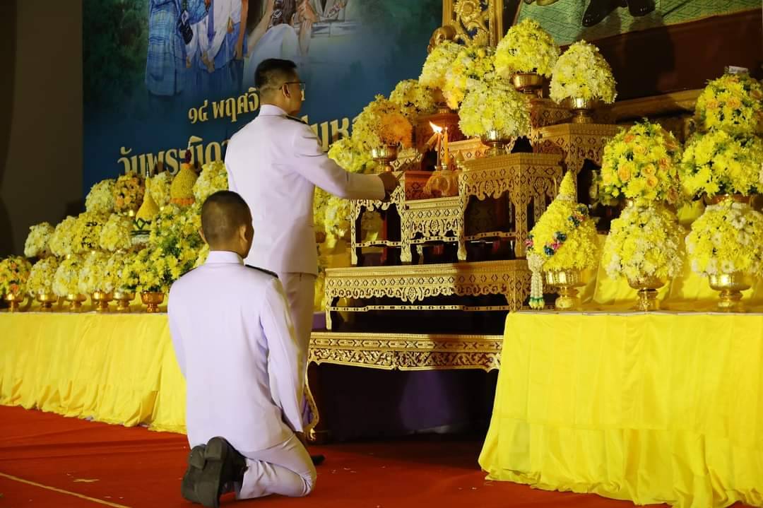 💠พช.มหาสารคาม ร่วมพิธีวางพานพุ่มถวายราชสักการะ พระบาทสมเด็จพระบรมชนกาธิเบศร มหาภูมิพล อดุลยเดชมหาราช บรมนาถบพิตร เนื่องใน “วันพระบิดาแห่งฝนหลวง” ประจำปี 2566💠