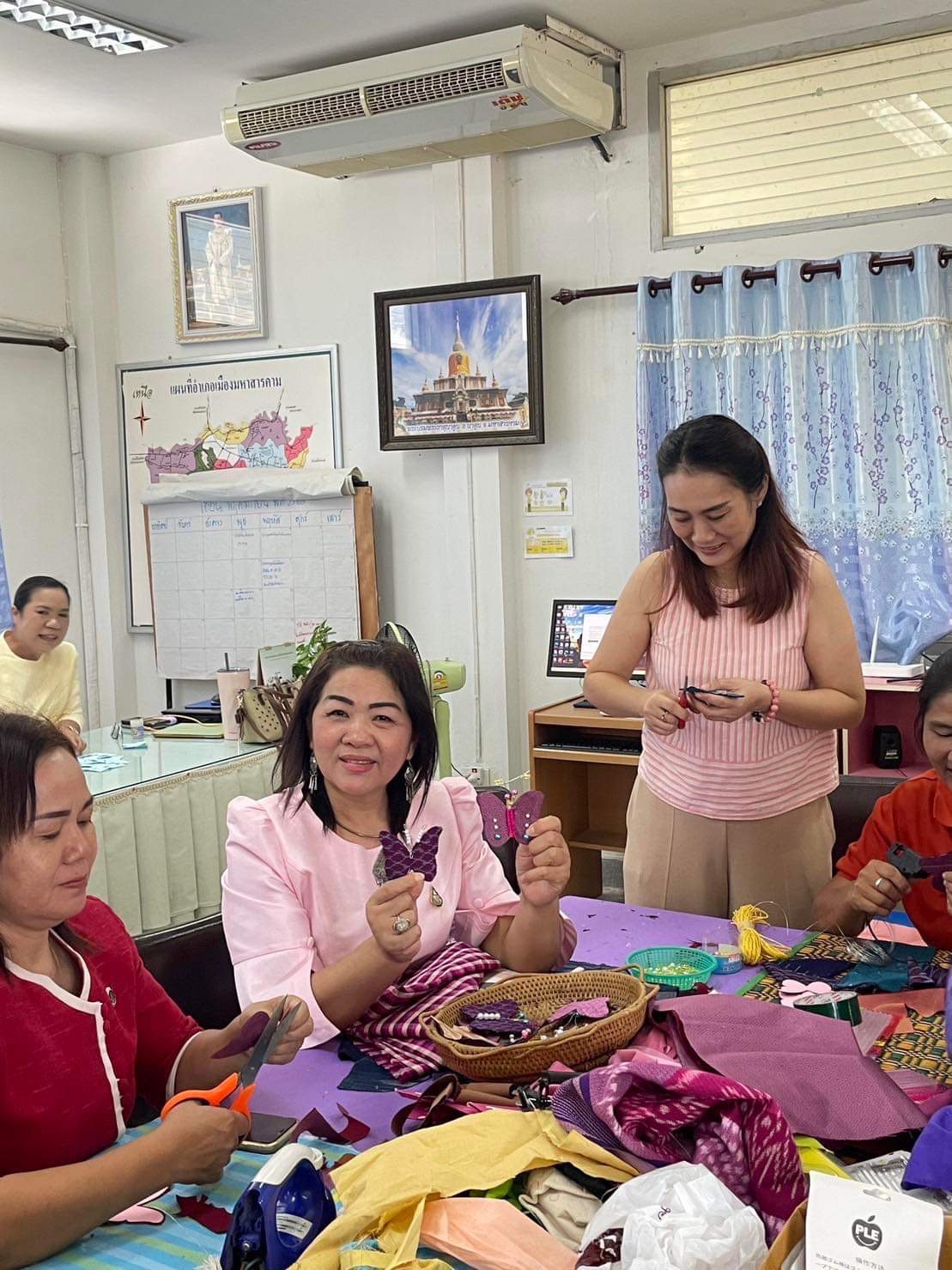 พช.มหาสารคาม รับมอบมอบผีเสื้อประดิษฐ์จากผ้าไทย  จากสำนักงานพัฒนาชุมชนอำเภอเมืองมหาสารคาม  เพื่อนำไปใช้ในกิจกรรมงานวันกาชาด 100 ปี พุทธศักราช 2566💠