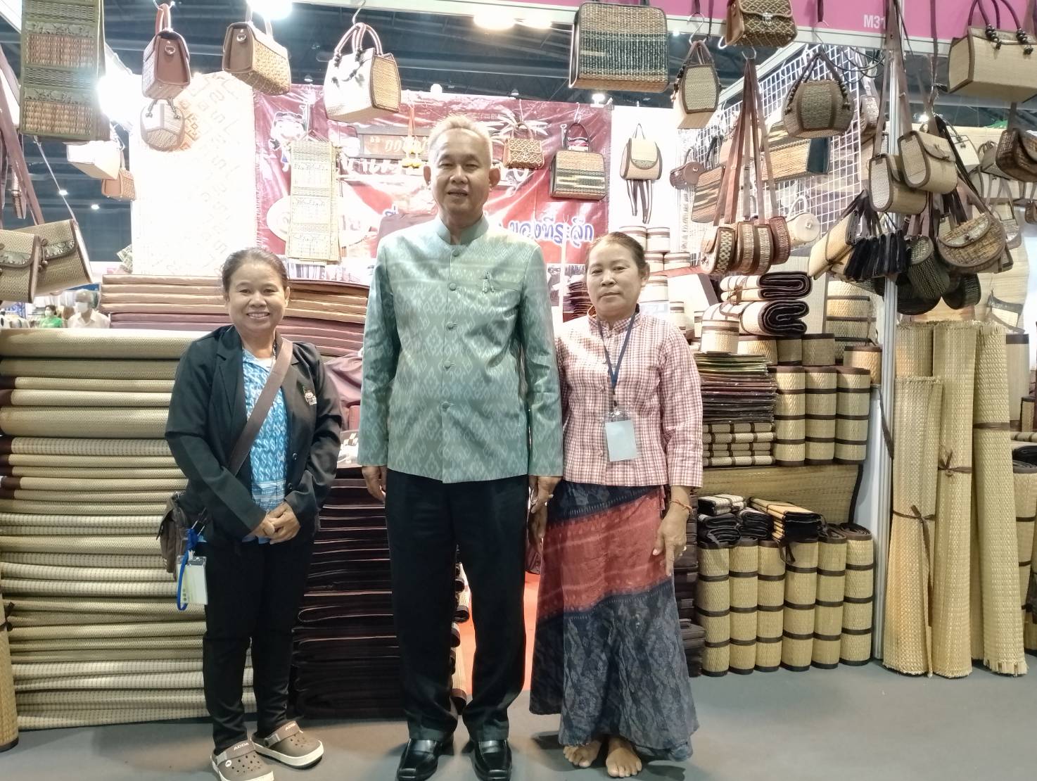 🚩🚩พช.มหาสารคาม เยี่ยมชมบูทและให้กำลังใจผู้ผลิตและผู้ประกอบการ OTOP ในงาน “OTOP City 2023″