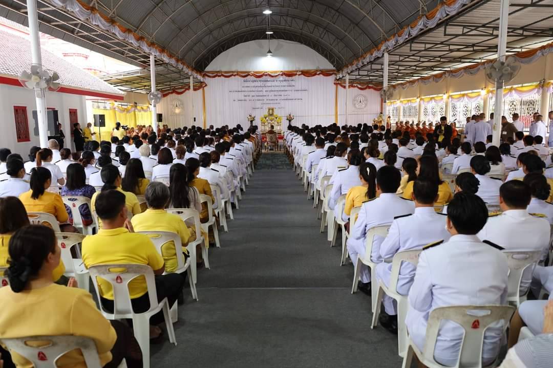 จังหวัดมหาสารคามนำพสกนิกรทุกหมู่เหล่าร่วมทำบุญตักบาตรเนื่องในวันคล้ายวันพระบรมราชสมภพพระบาทสมเด็จพระบรมชนกาธิเบศร มหาภูมิพลอดุลยเดชมหาราช บรมนาถบพิตร วันชาติ และวันพ่อแห่งชาติ 5 ธันวาคม 2566